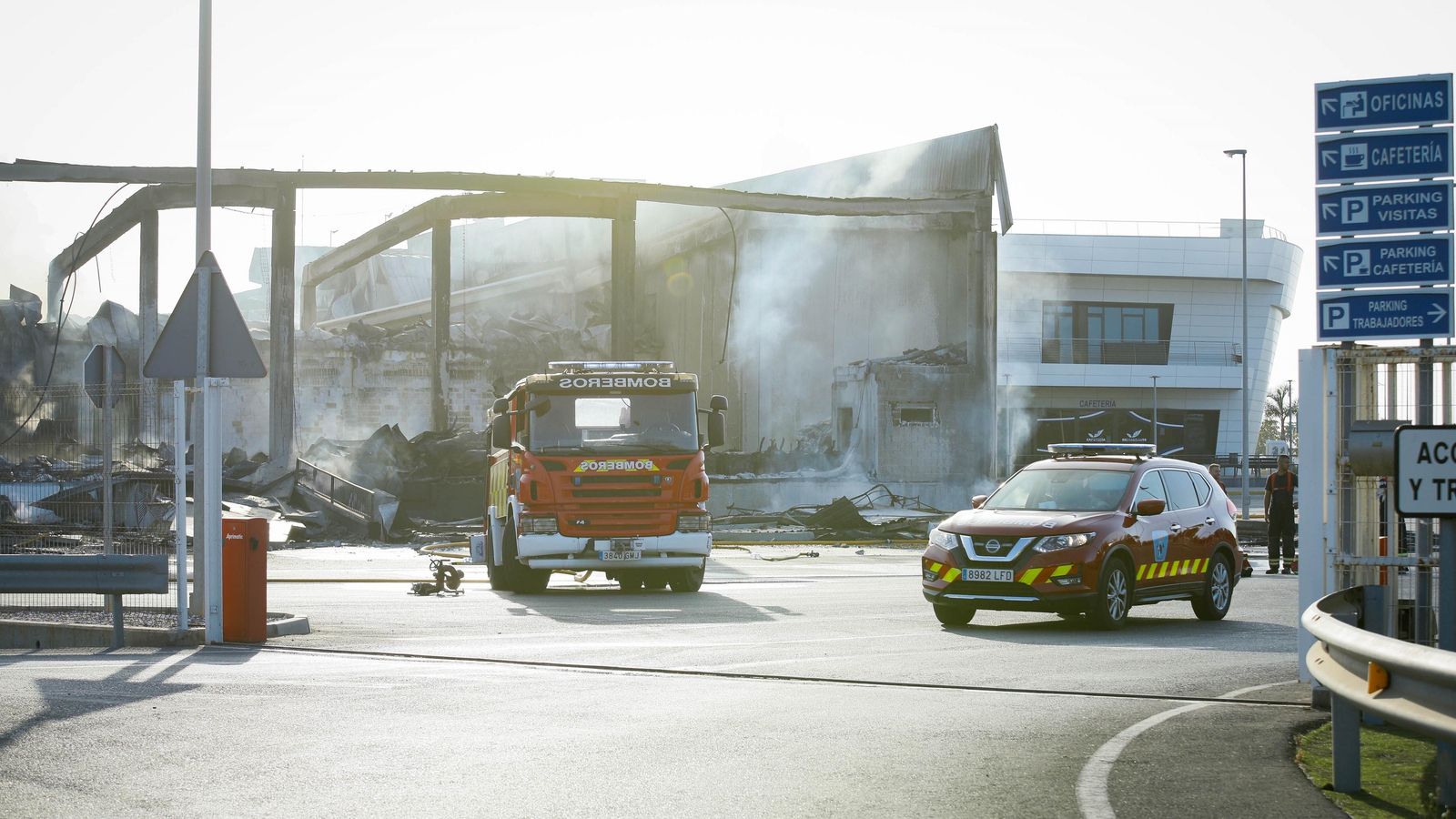 Los bomberos mantienen los trabajos para enfriar la zona