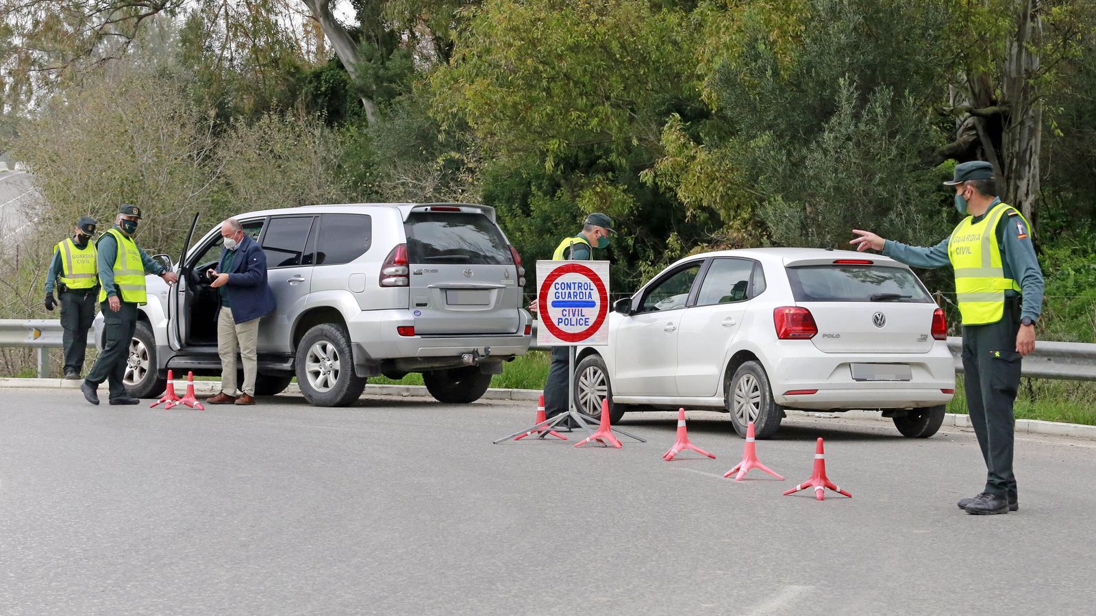 Coronavirus: control perimetral de la Guardia Civil en la rotonda de Estella