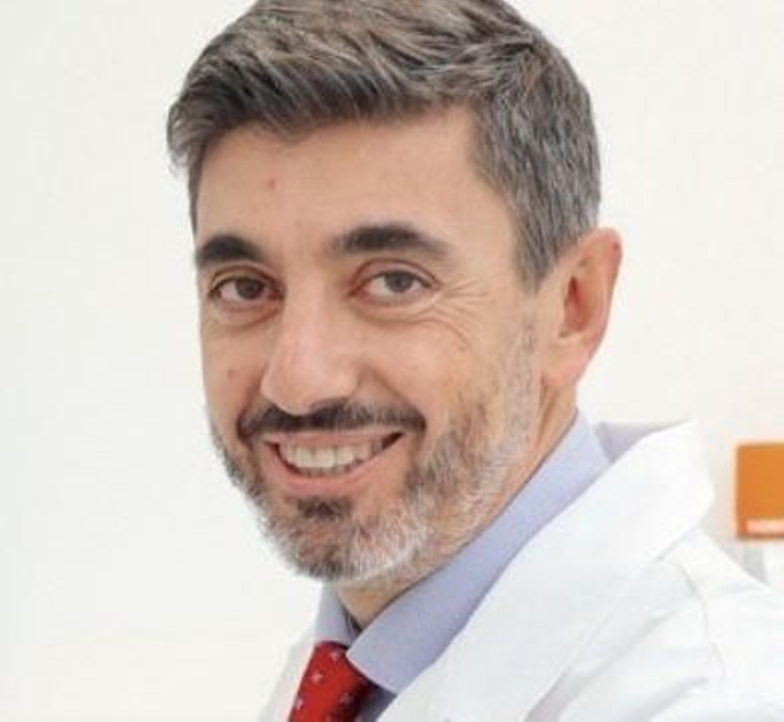 Javier Vicente, jefe del Servicio de Dermatología.