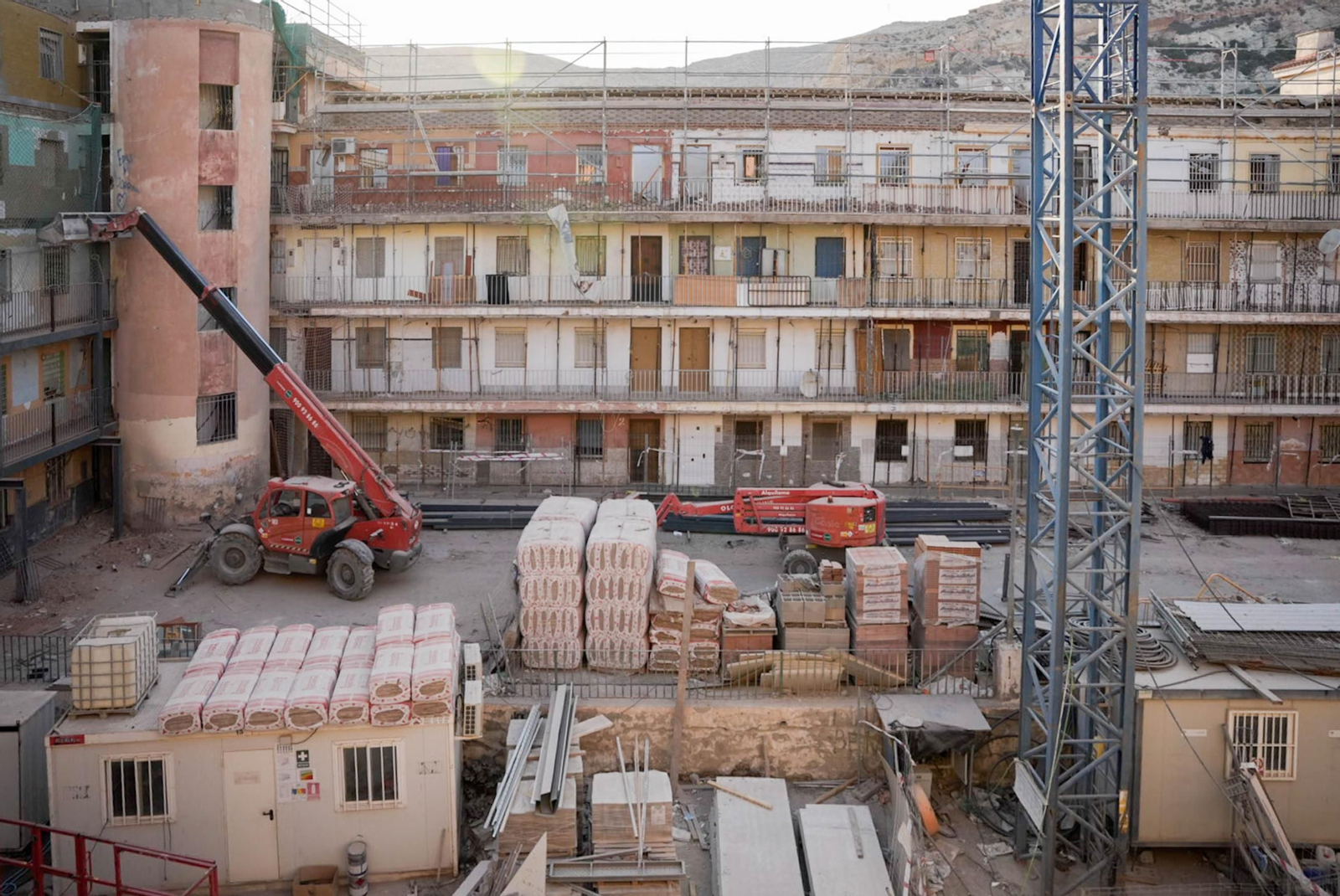 Las obras de rehabilitación en el edificio El Patio de Almería