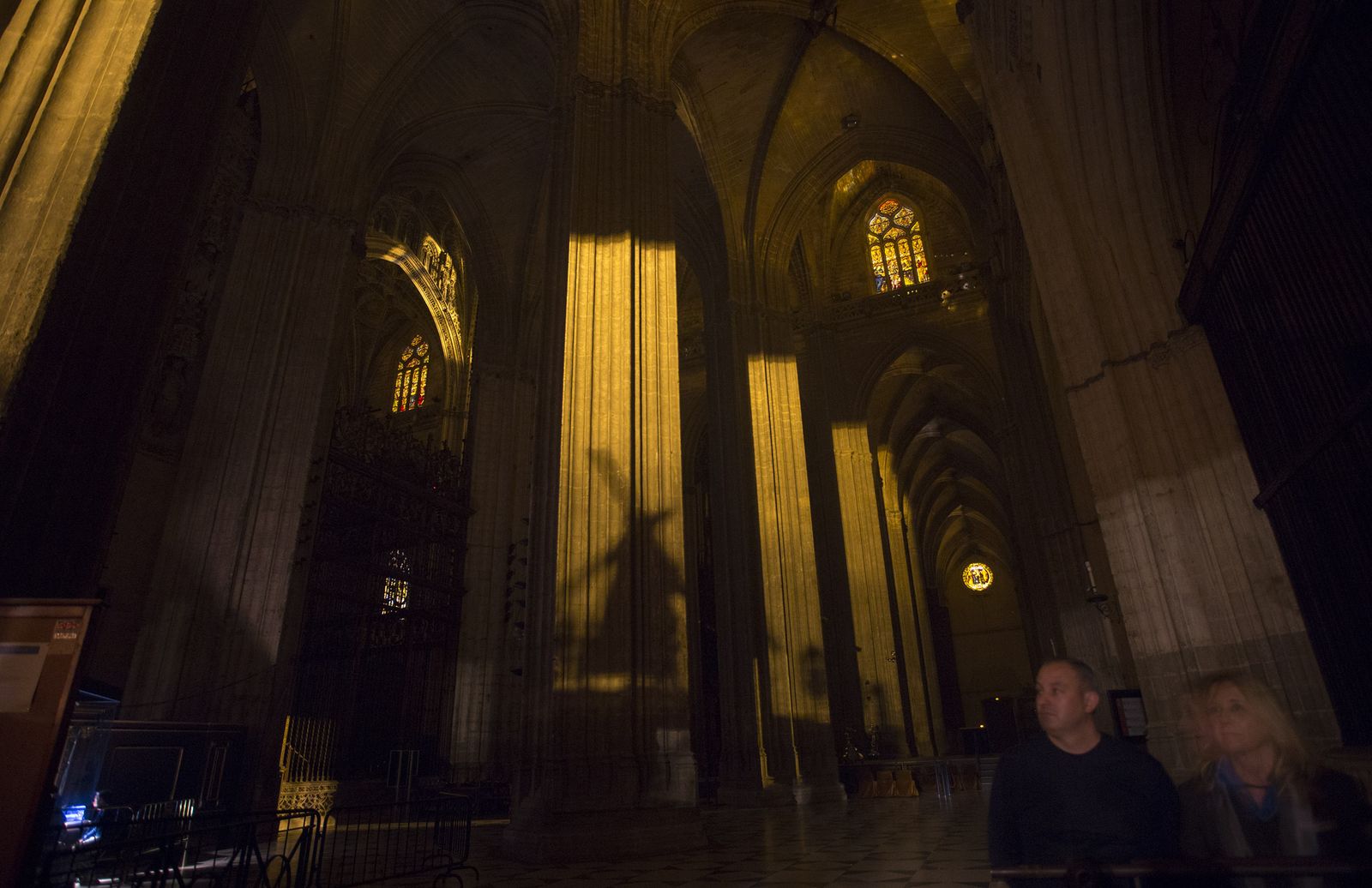 El paso de las hermandades de la Madrugada por la Catedral de Sevilla