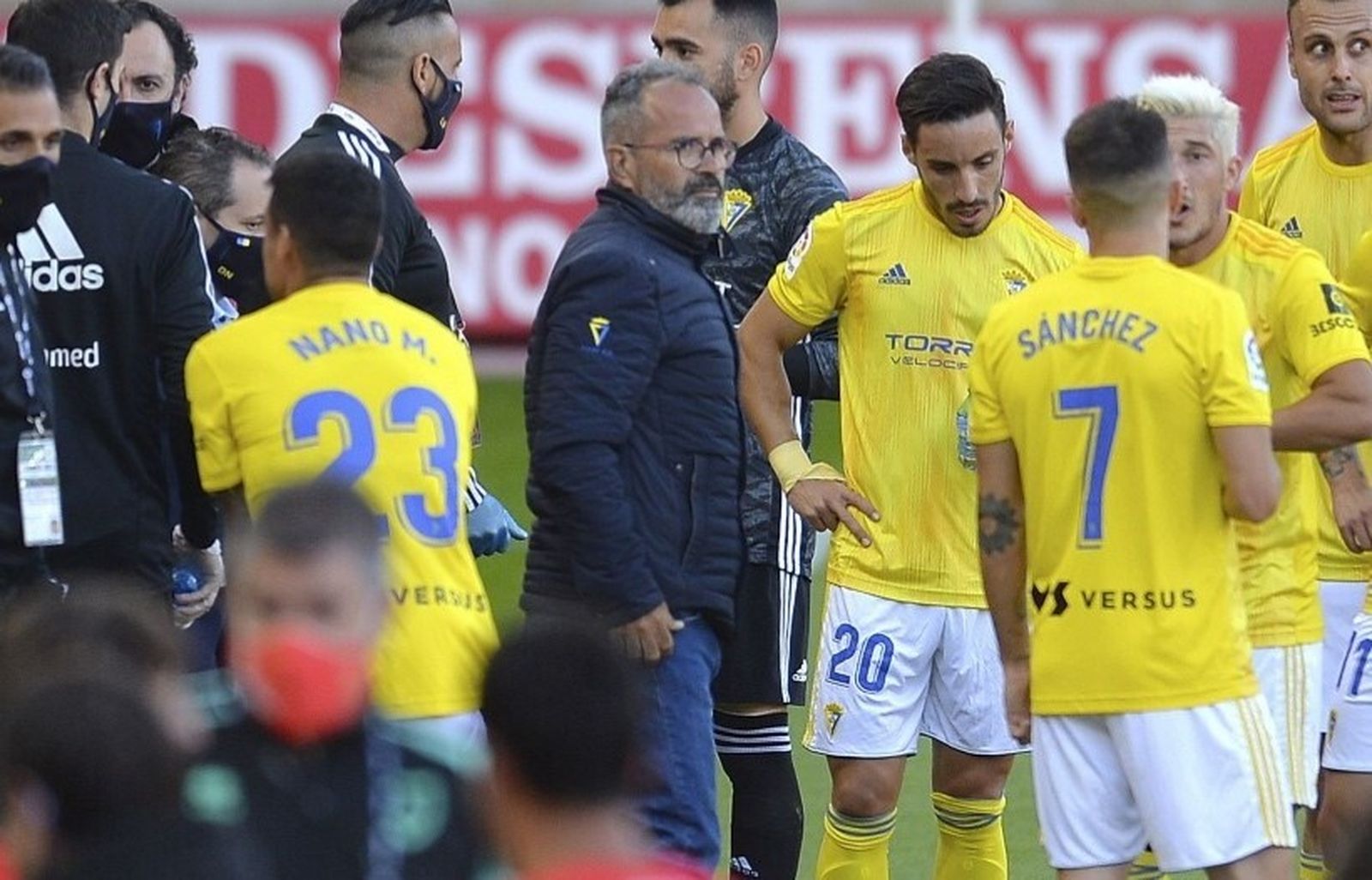 El técnico cadista, en plenas indicaciones en un parón para hidratarse.