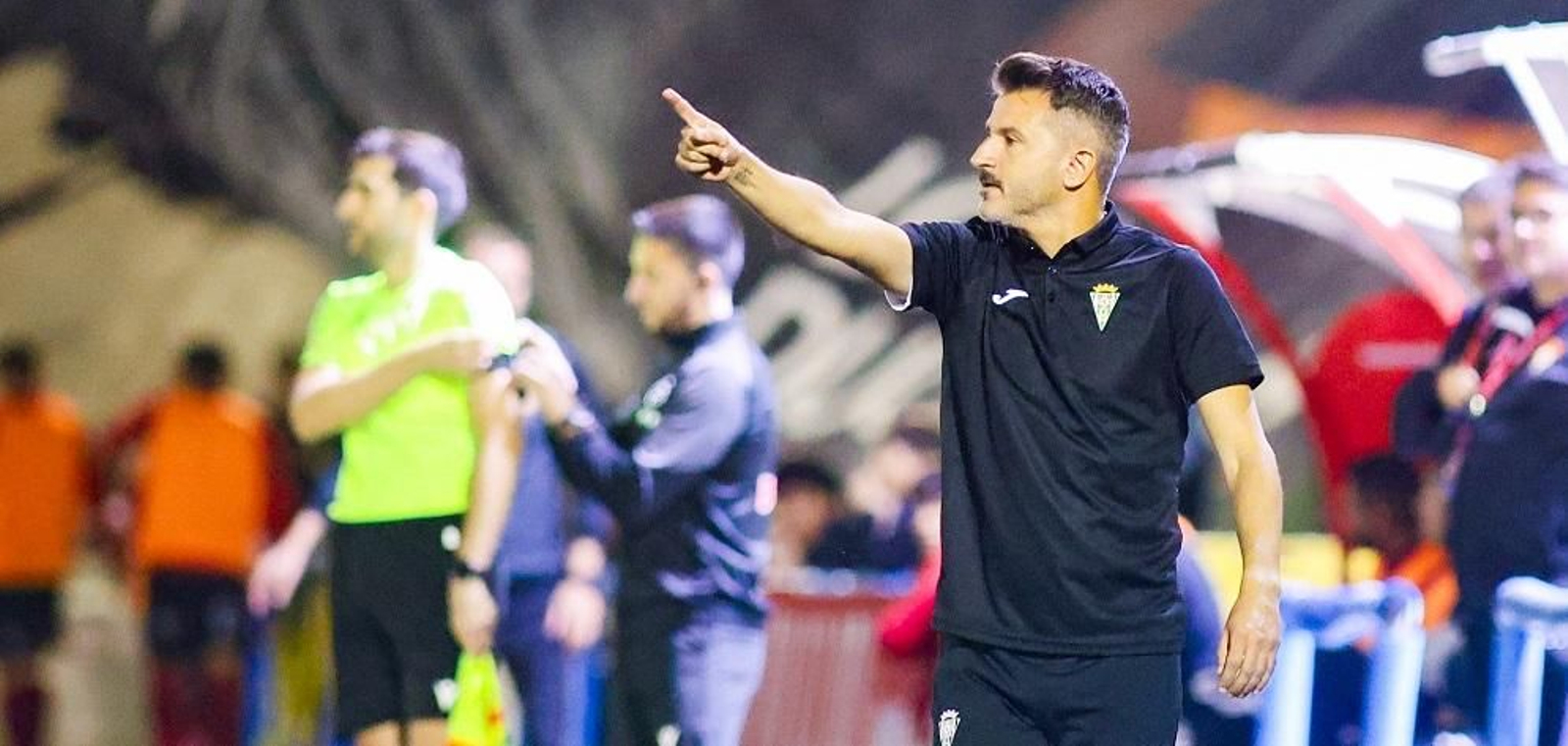 Ania da órdenes desde la zona técnica de La Arboleja.