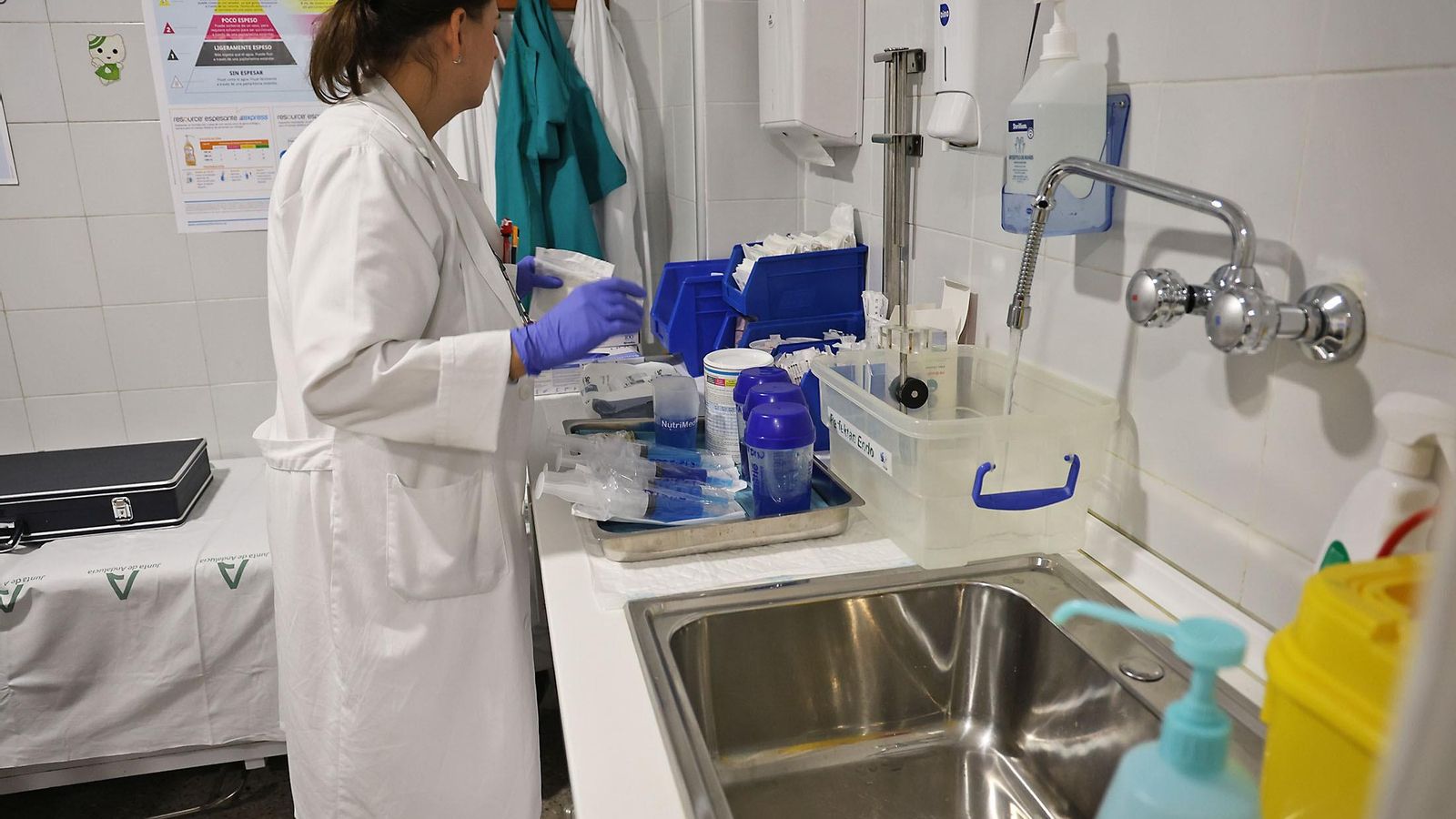 Una de las profesionales sanitarias prepara el test de texturas.