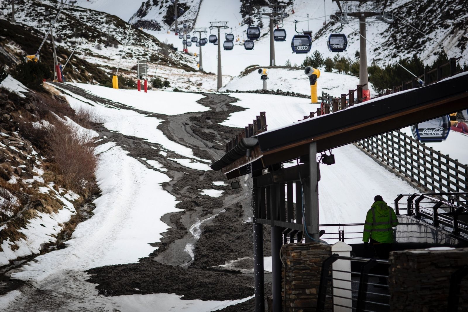Fotogalería | La lengua de agua, nieve y barro que inunda Sierra Nevada