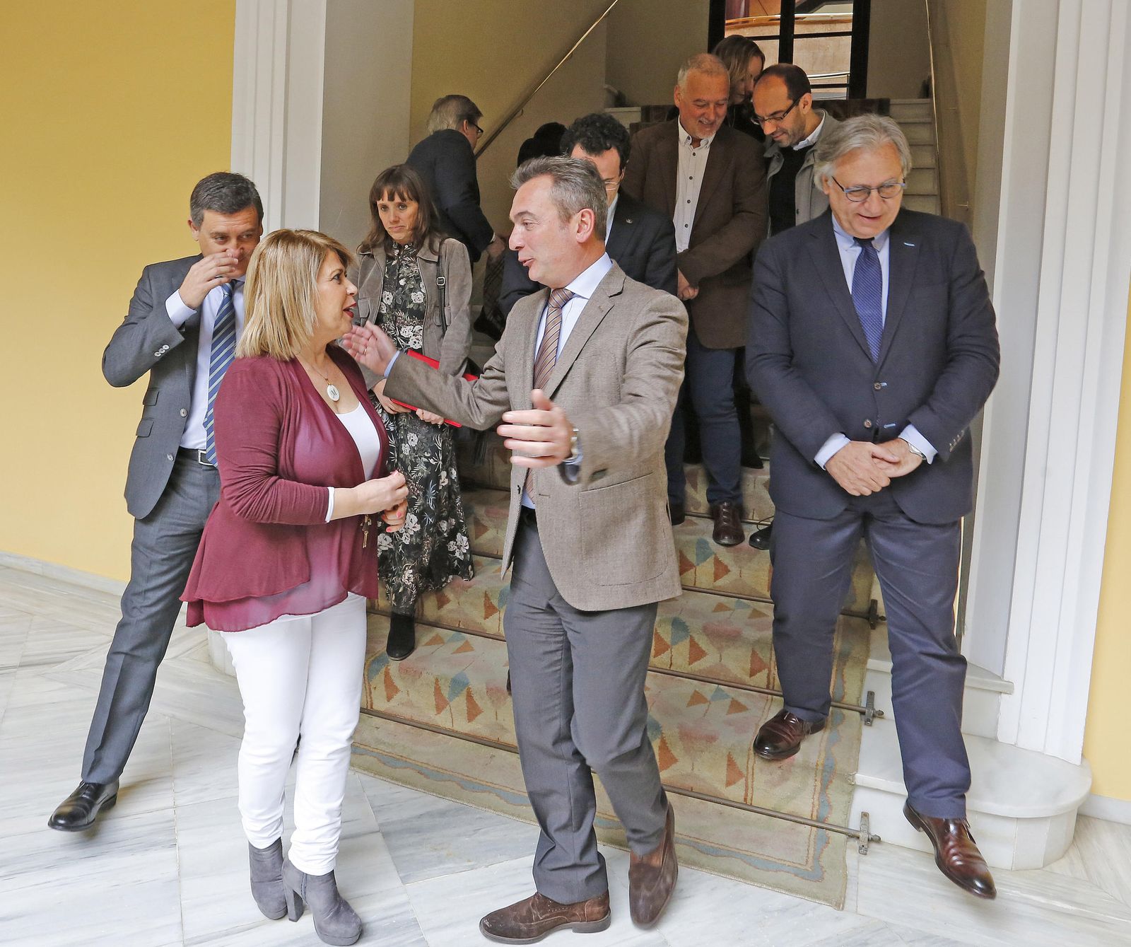 La alcaldesa Mamen Sánchez y el rector de la UCA, Eduardo González, charlando tras la presentación del máster.