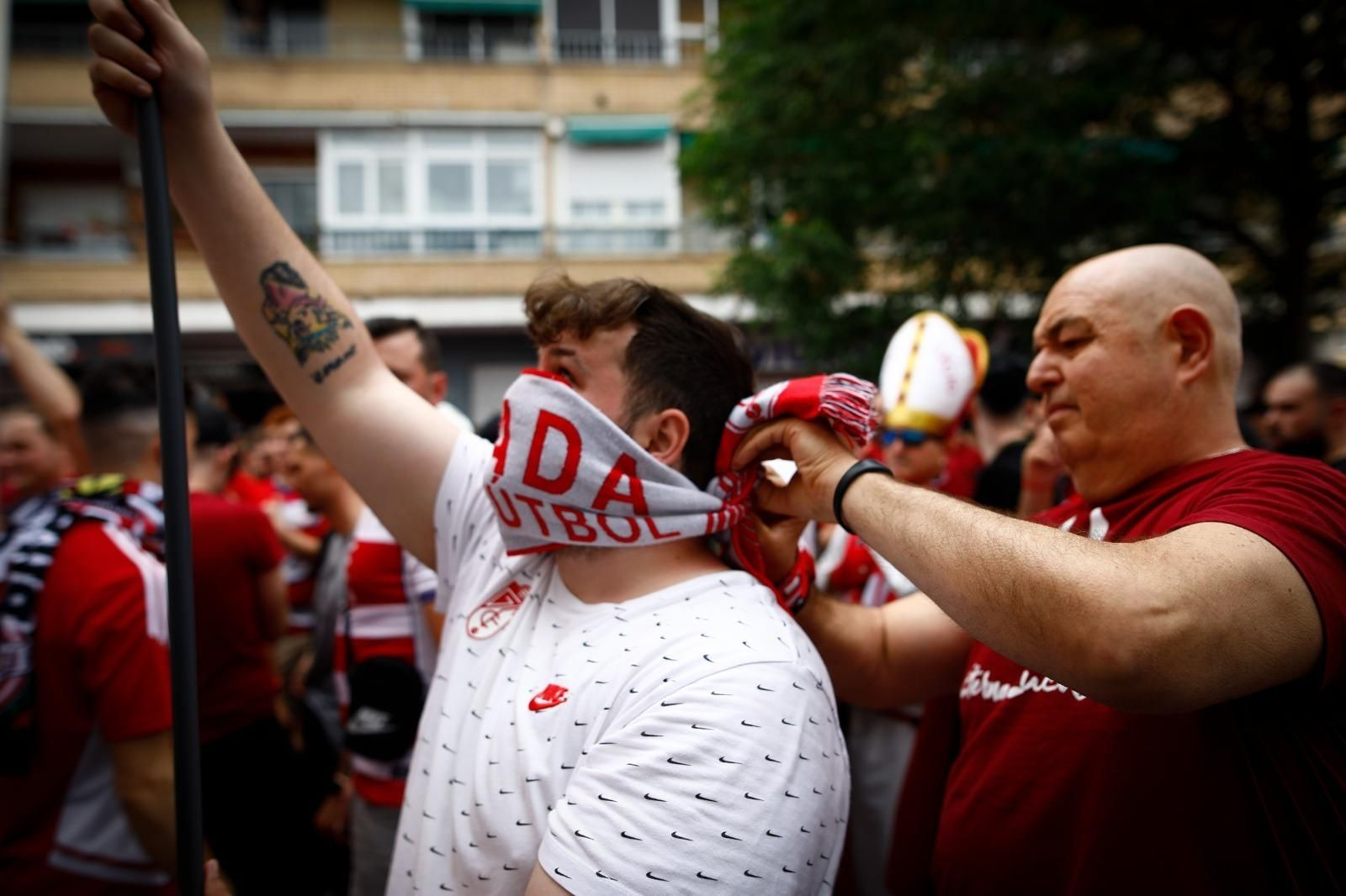 En imágenes: Así ha sido el recibimiento al autobús del Granada