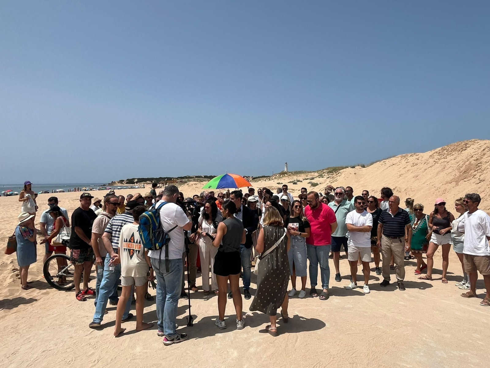 Concentración para pedir la regeneración de la playa de Los Caños de Meca.