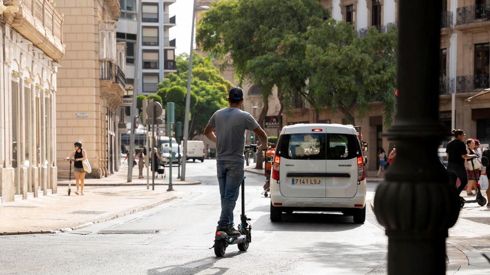 Una persona circula con patinete por las calles de la ciudad de Almería.