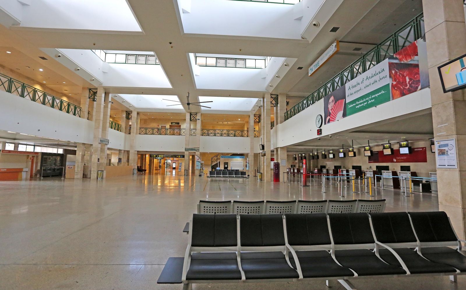 Aspecto que presentaba en la tarde del lunes la terminal de facturación del aeropuerto de Jerez.