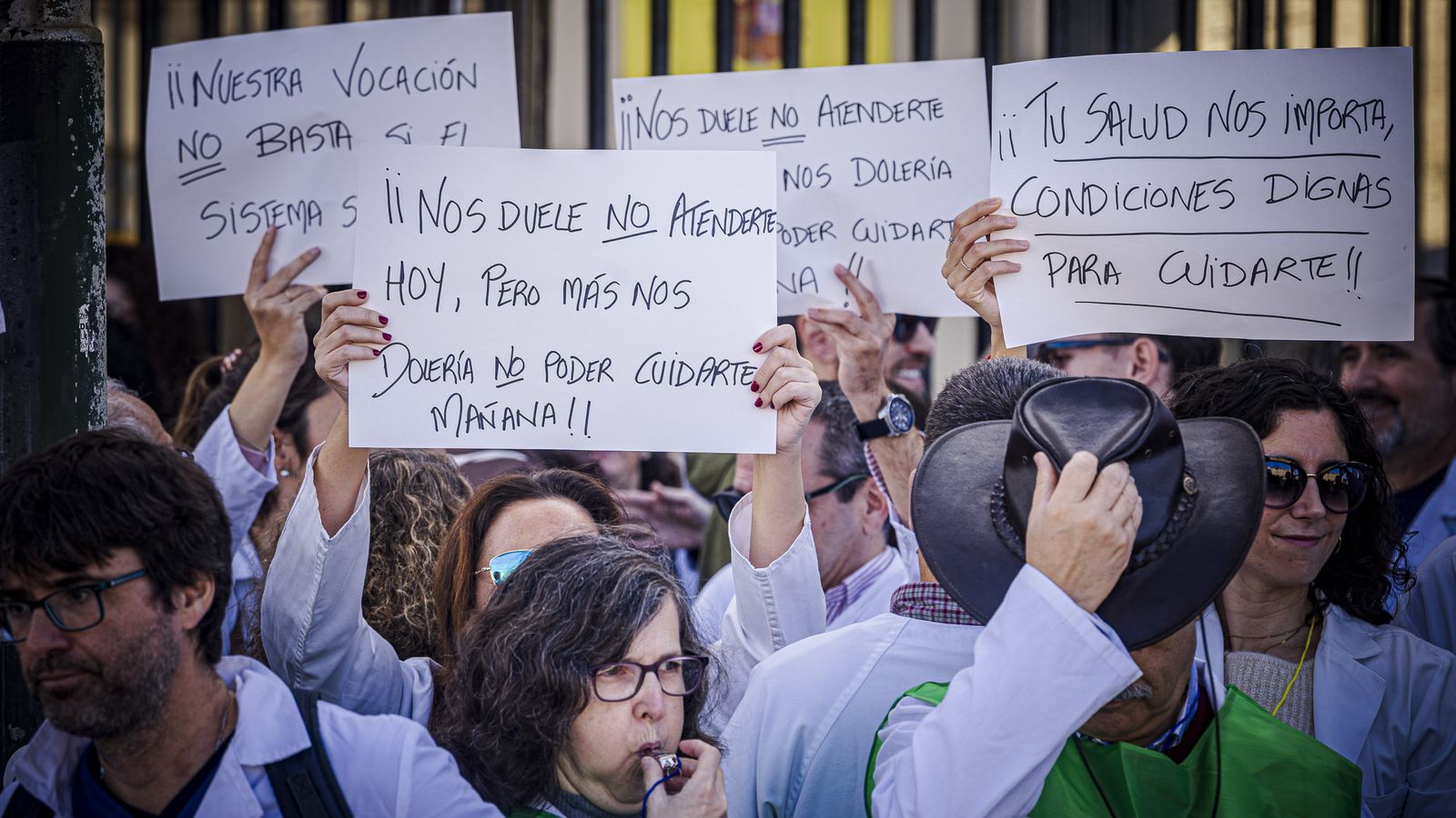 Las imágenes de la manifestación de médicos durante su tercer día de huelga en Cádiz