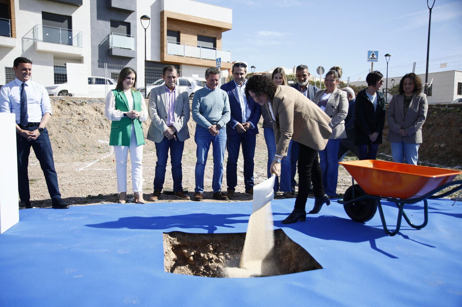 Las imágenes de la primera piedra del Centro de mayores en Balanegra