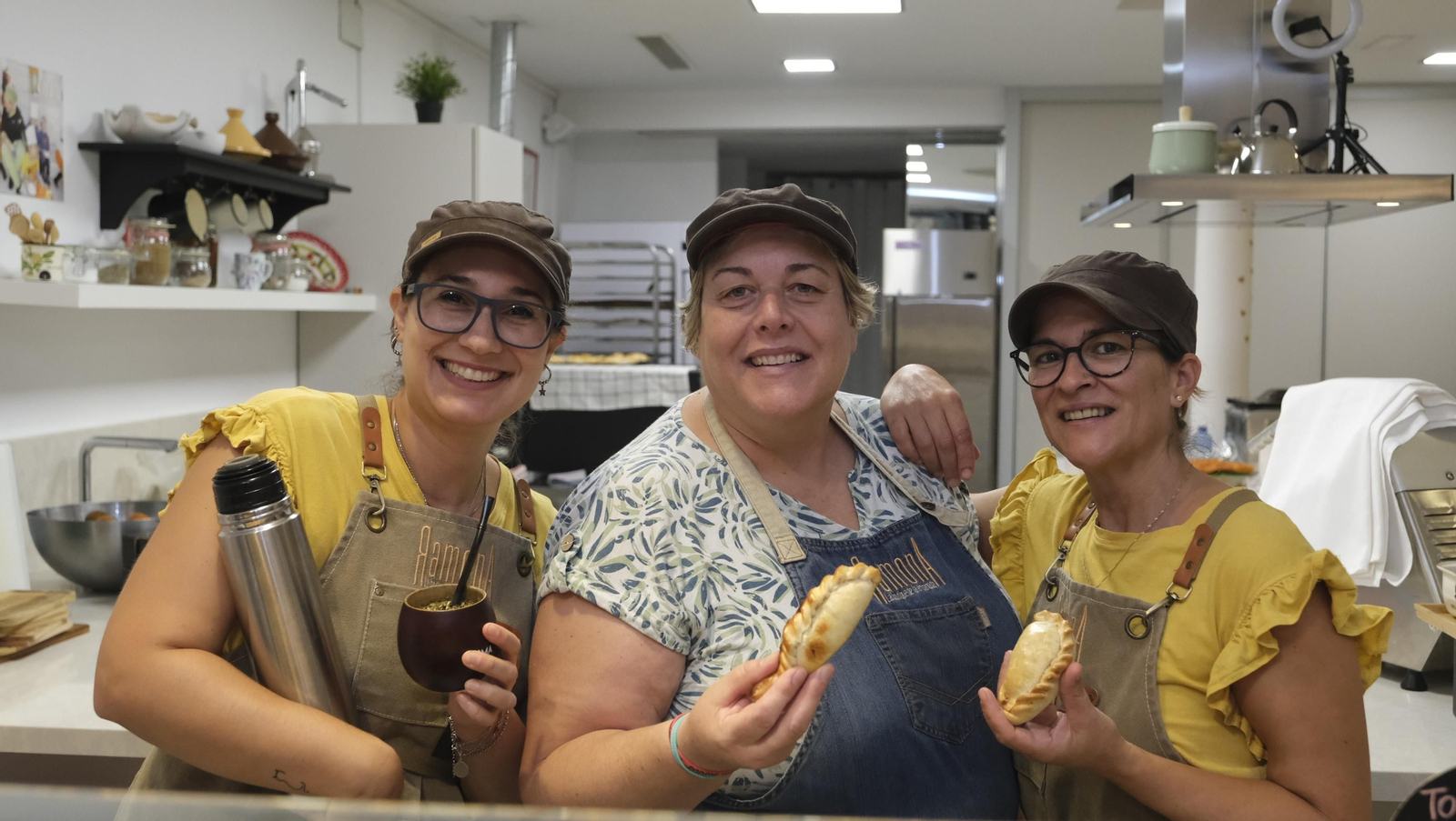 Natalia, Mariela y Karina posan junto al mate y a las empanadas de 'La Ramona'.
