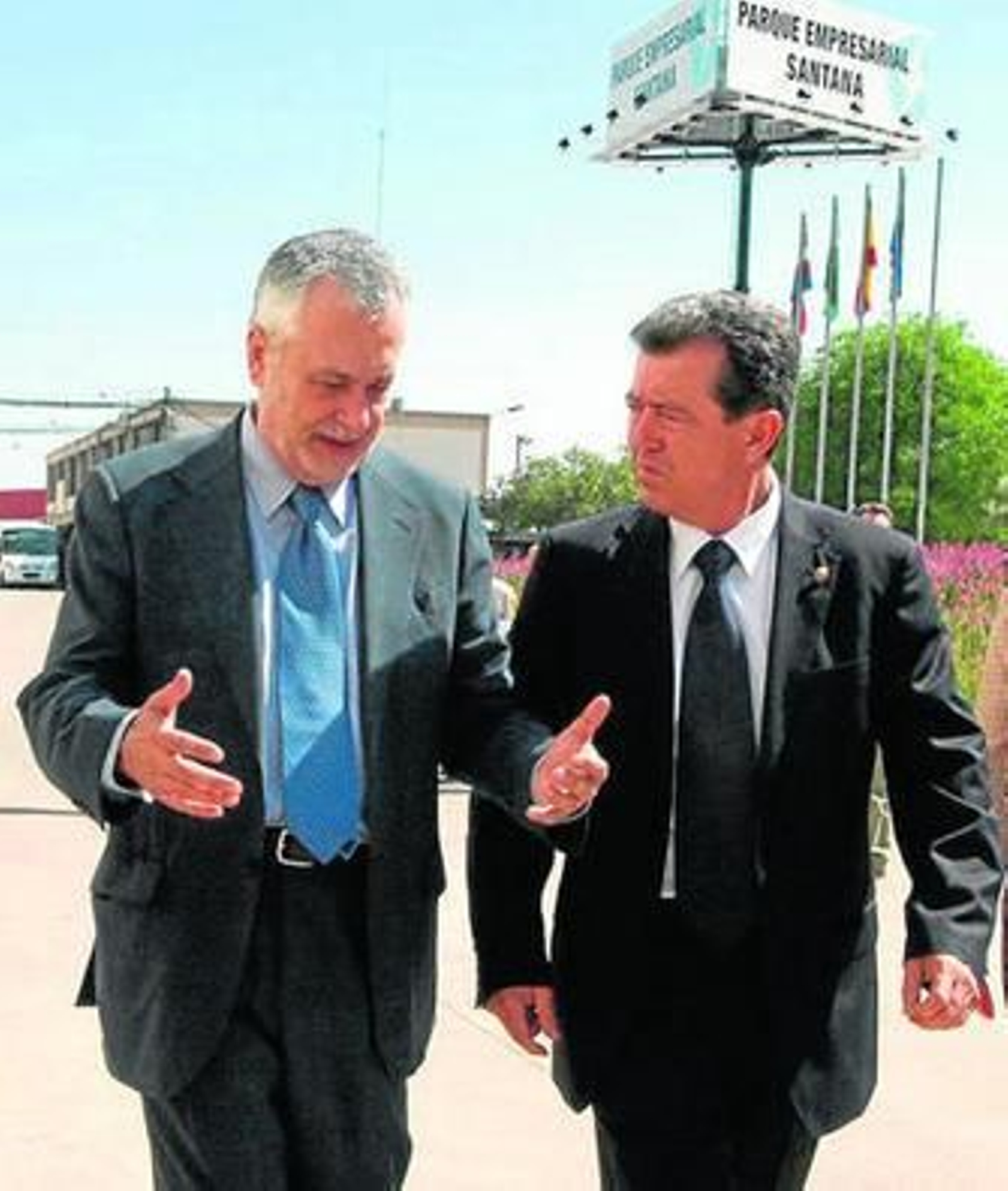 José Antonio Griñán, ayer, con el alcalde de Linares, Juan Fernández.