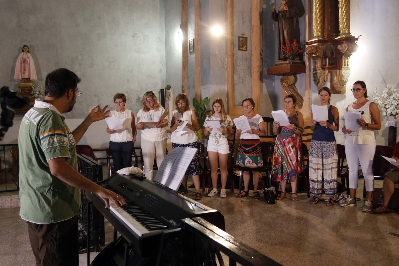 El profesor perfecciona cada detalle de los alumnos.
