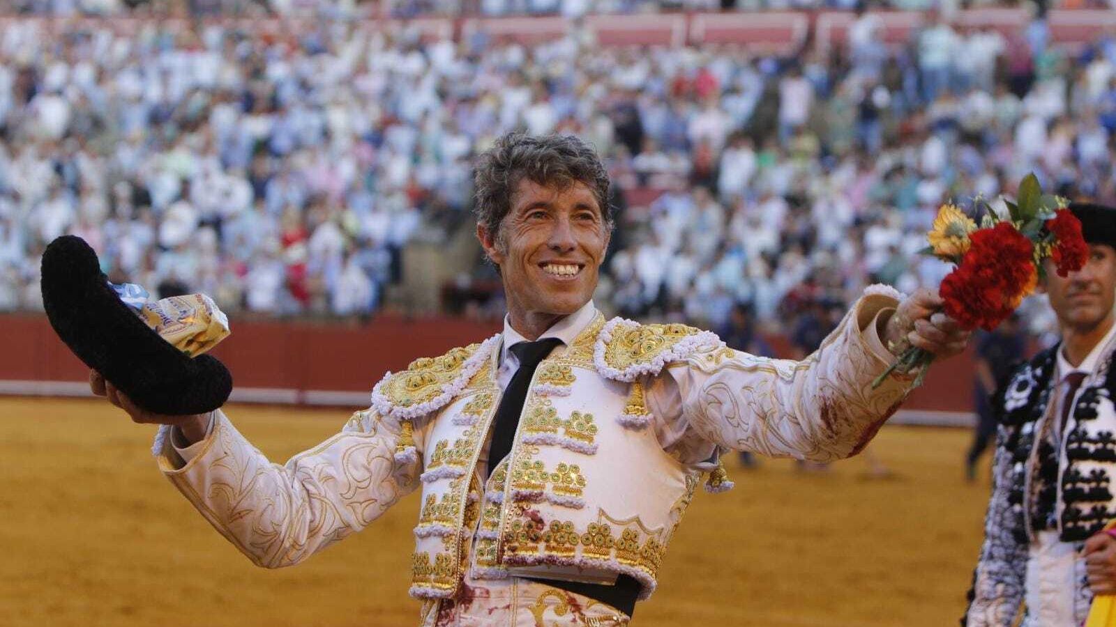 Manuel Escribano saluda a la afición tras cortarle una oreja al quinto toro de la tarde