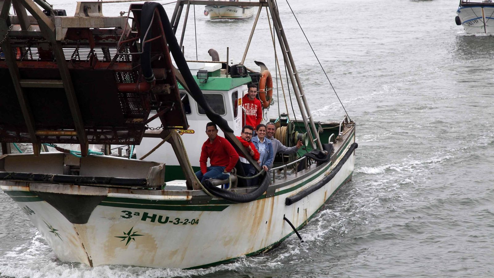 Un grupo de personas a bordo de una embarcación pesquera en Punta Umbría