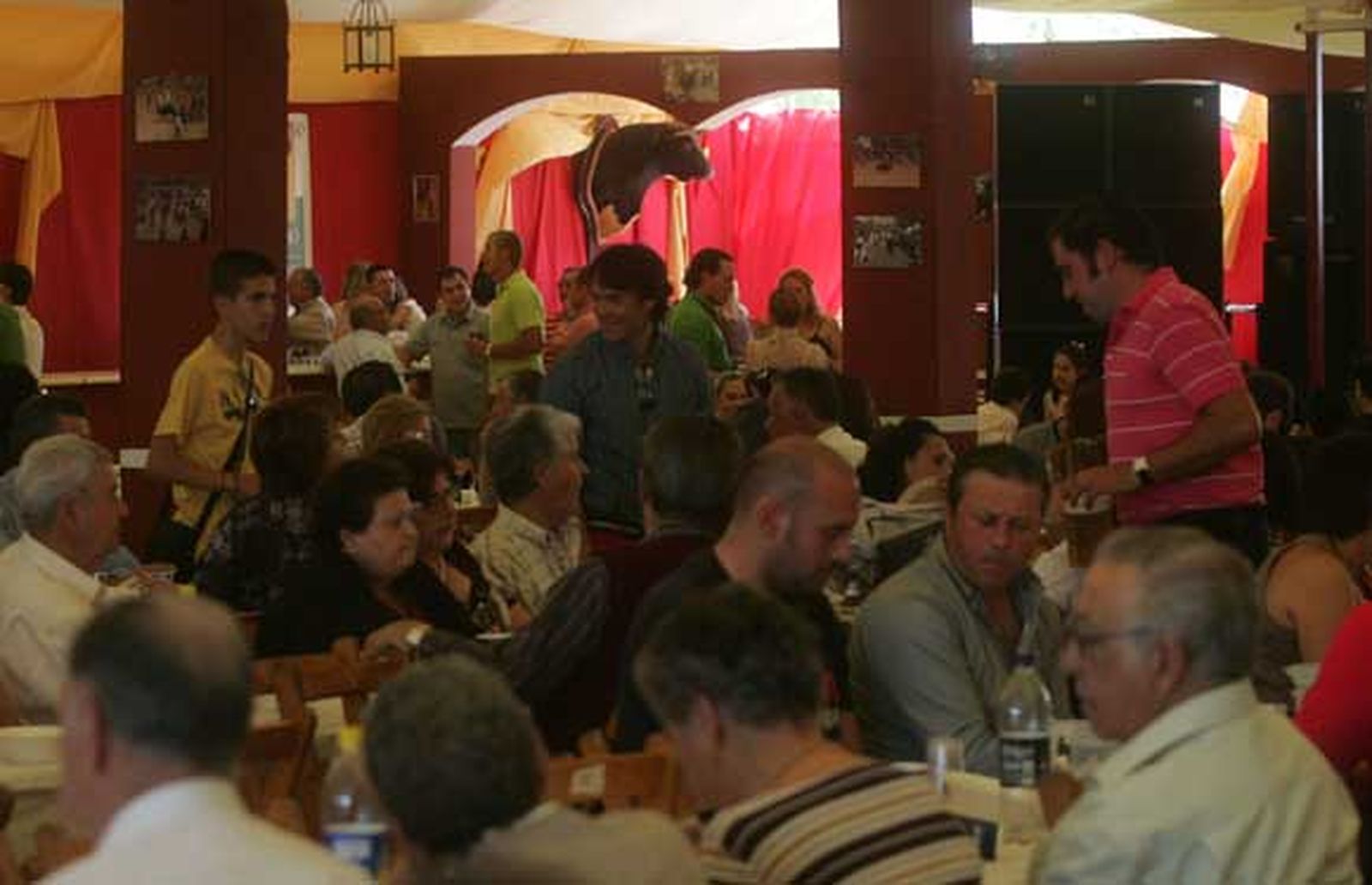 Cientos de personas acuden a las casetas para poner los últimos farolillos y disfrutar de los almuerzos de socios. Las Fiestas Patronales de San Isidro Labrador se abren hoy tras la coronación y la cabalgata

Foto: Jose Maria Qui?s