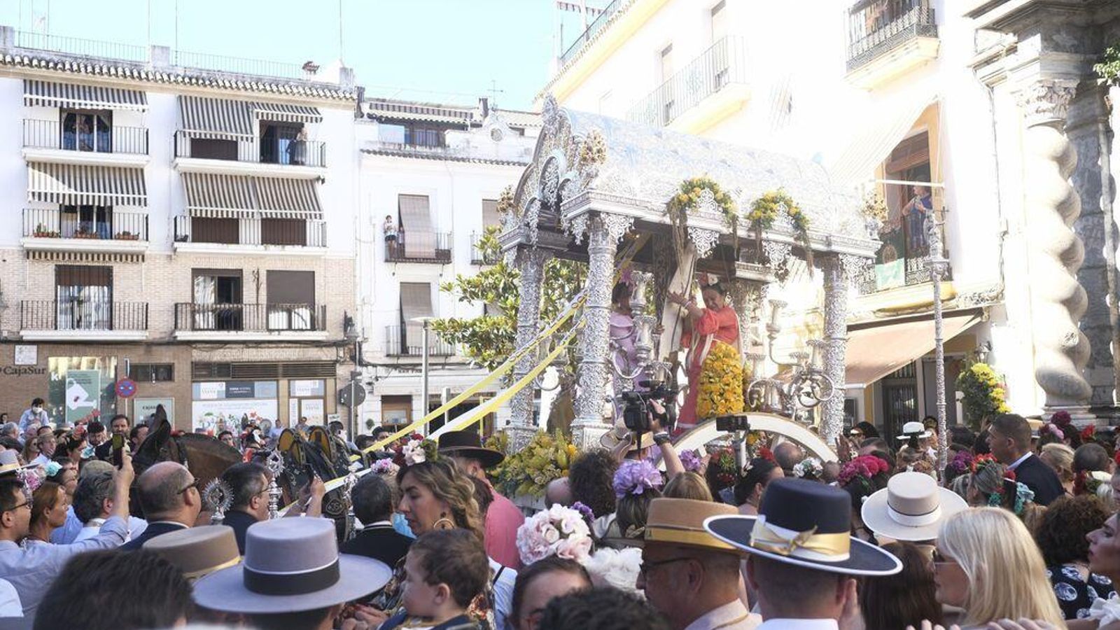 Las damas camareras colocan el simpecado.