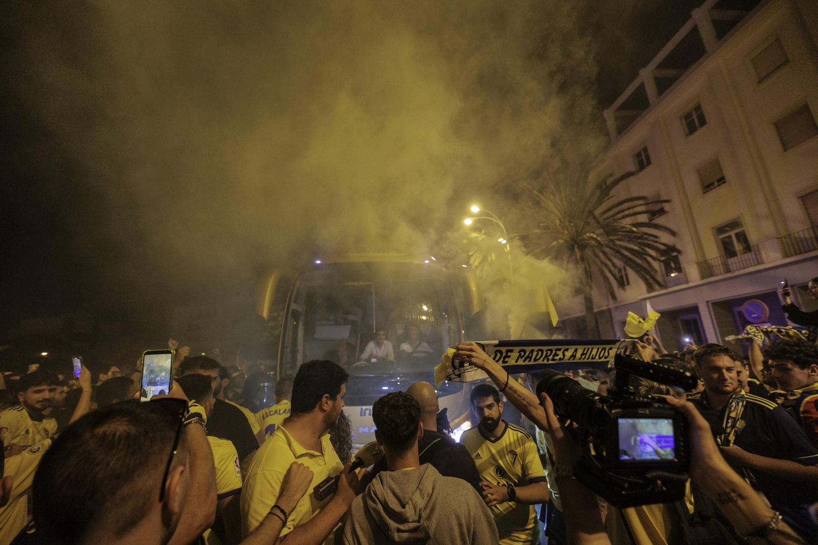 Las imágenes de la afición del Cádiz C.F. celebrando la permanencia en la fuente más cadista