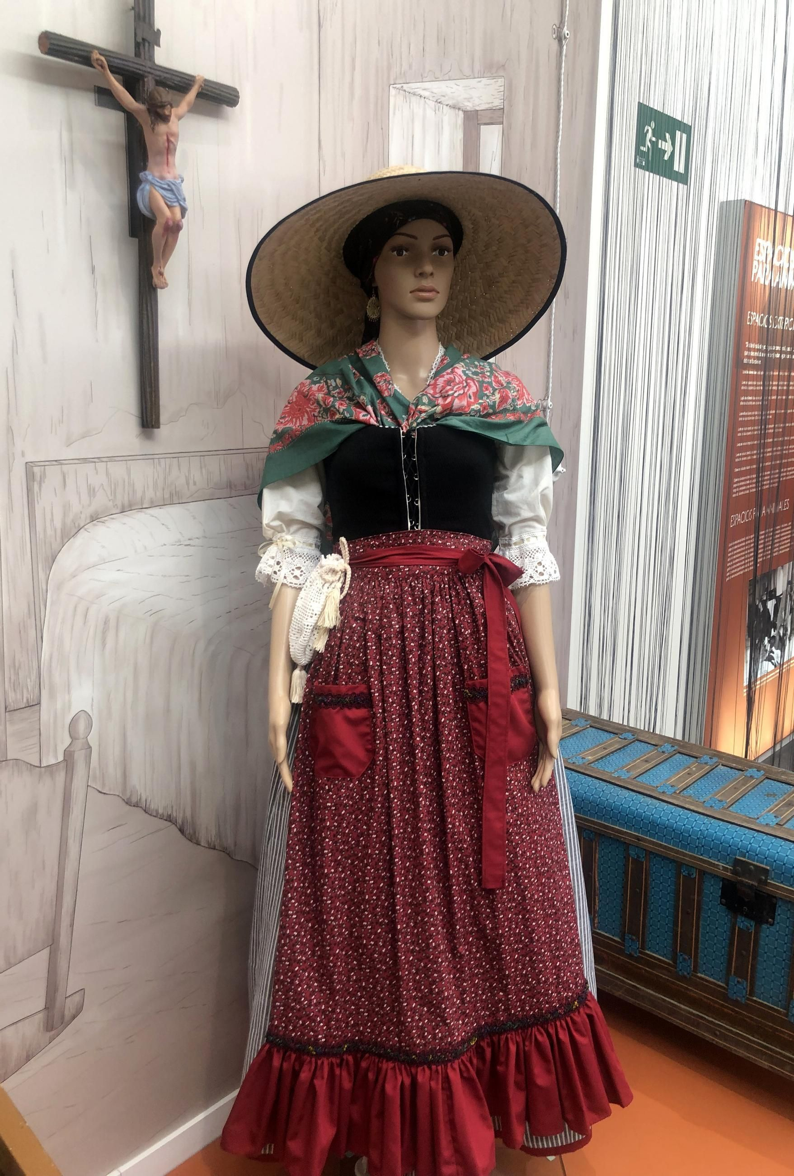 Ejemplo de vestimenta típica de mujer del siglo pasado