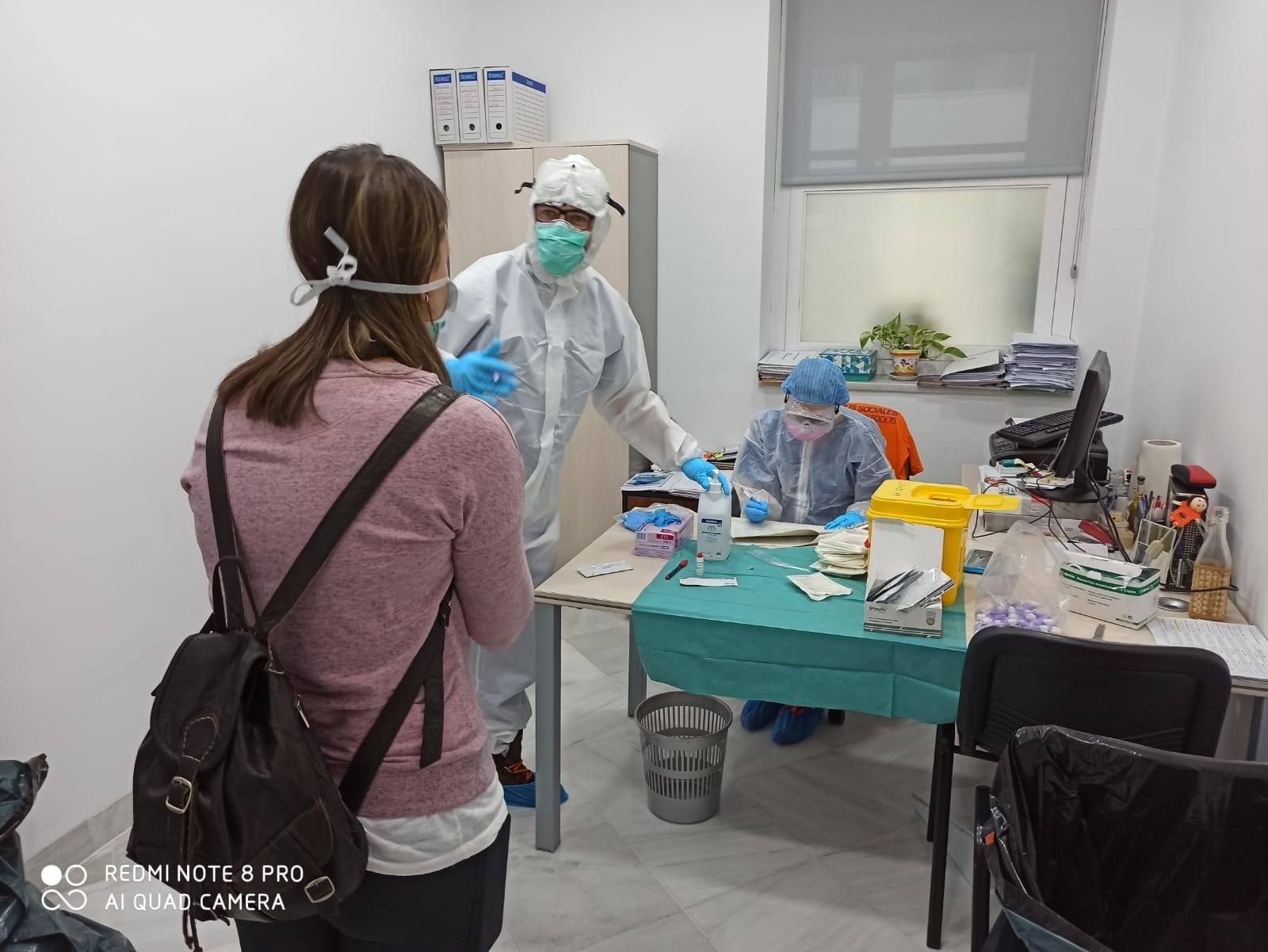 Sanitarios realizando los test a las auxiliares de ayuda a domicilio de Arahal.