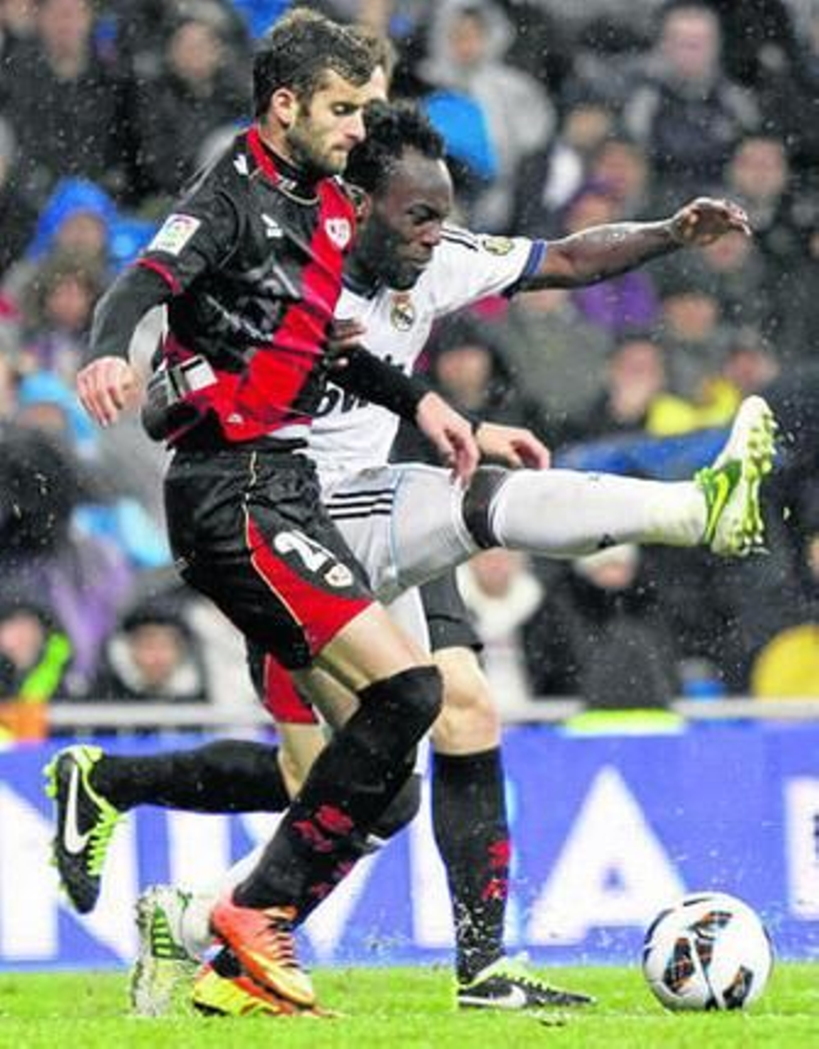 Leo Baptistao disputa el balón junto al madridista Essien.