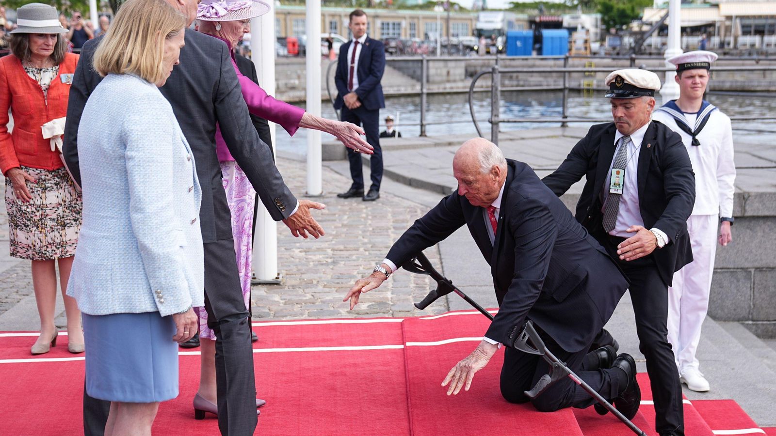 Harald de Noruega cae ante la reina danesa