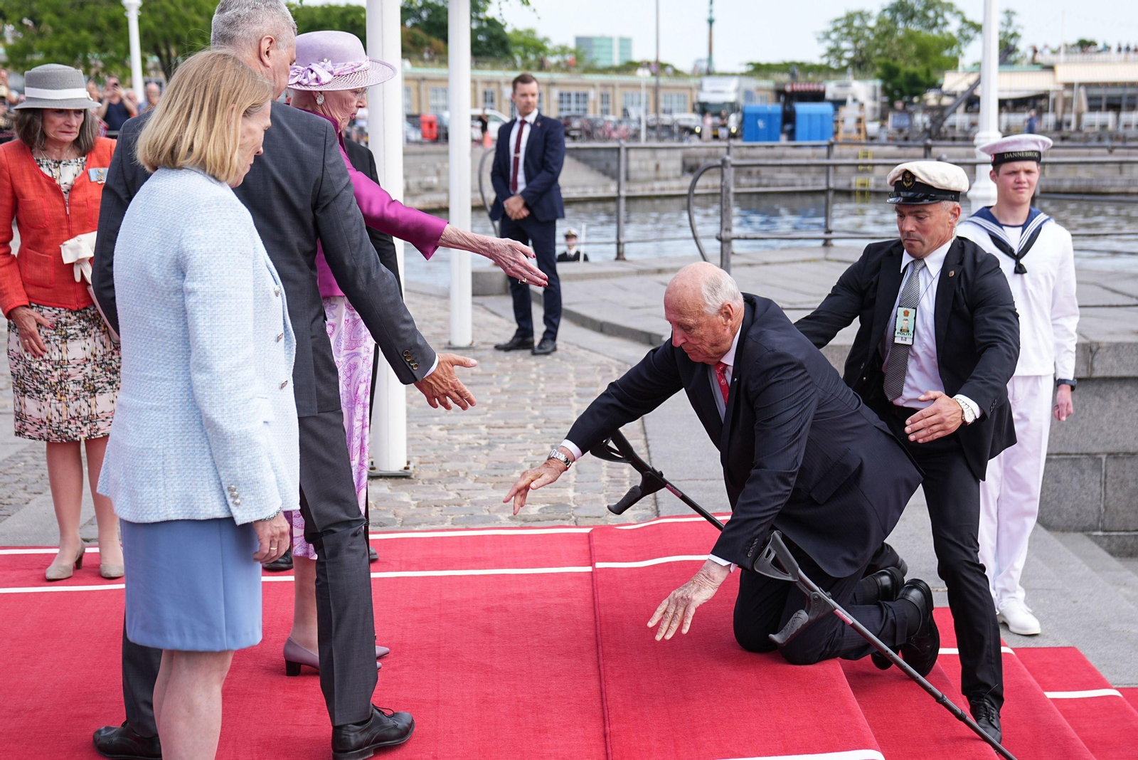 Harald de Noruega cae ante la reina danesa
