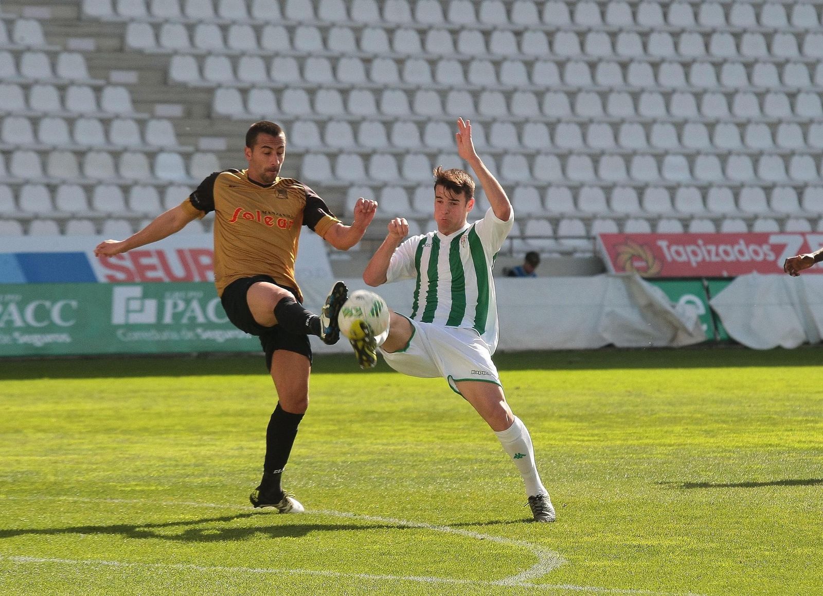 El cordobesista Esteve (d) en un partido del pasado curso con el Atlético Sanluqueño.