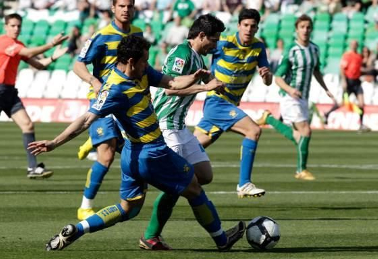 El Cádiz se complica sus opciones de salvar la categoría tras caer goleado en el Ruiz de Lopera por cuatro tantos a cero.

Foto: Antonio Pizarro