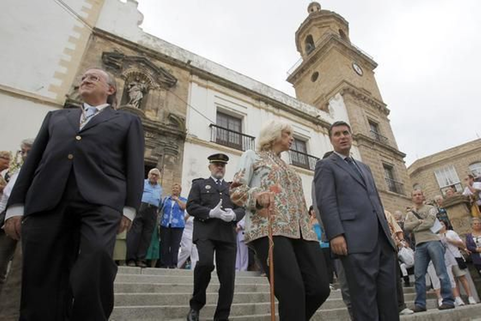 La iglesia de Santo Domingo acoge la tradicional ofrenda floral a la Virgen del Rosario con motivo del Día de la Patrona de Cádiz. 

Foto: Jesus Marin