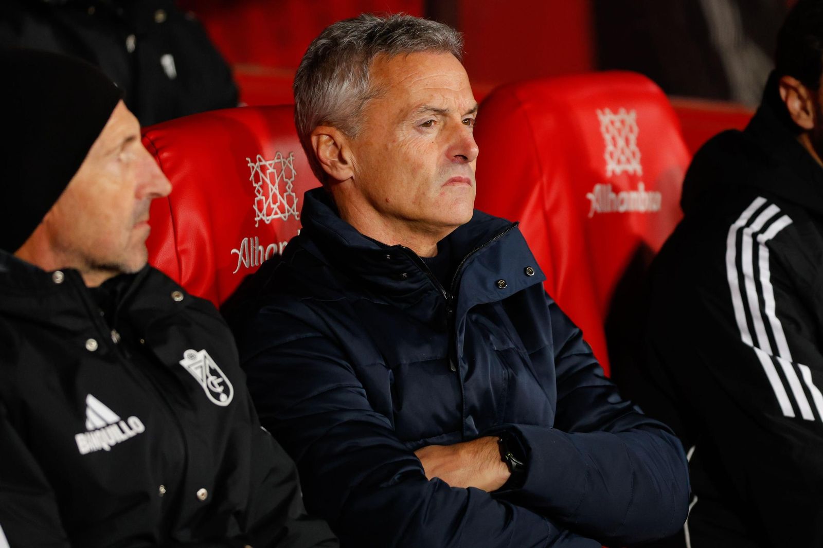 El valenciano durante el partido en el banquillo