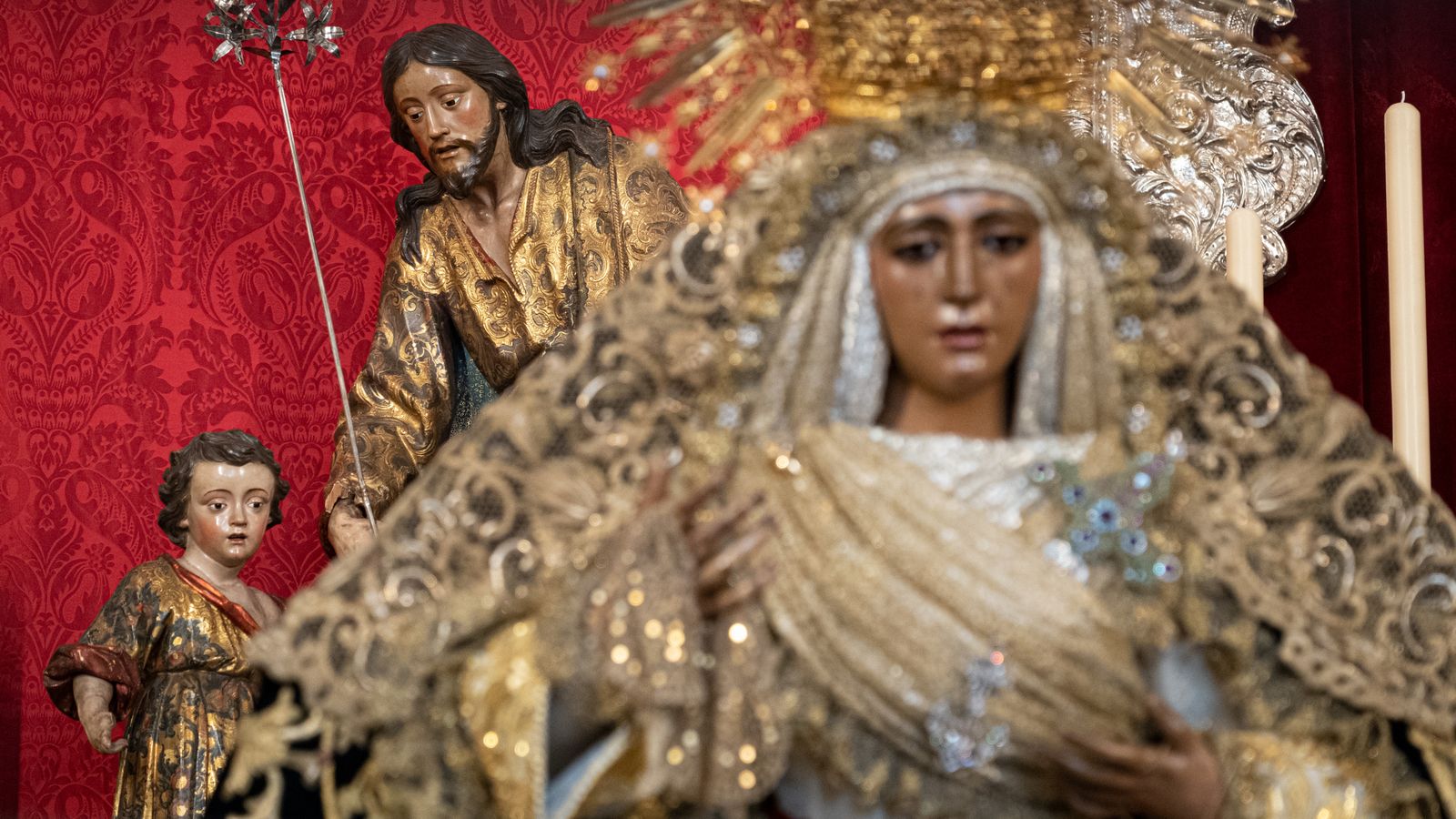 La Esperanza de Triana en su besamanos, en imágenes