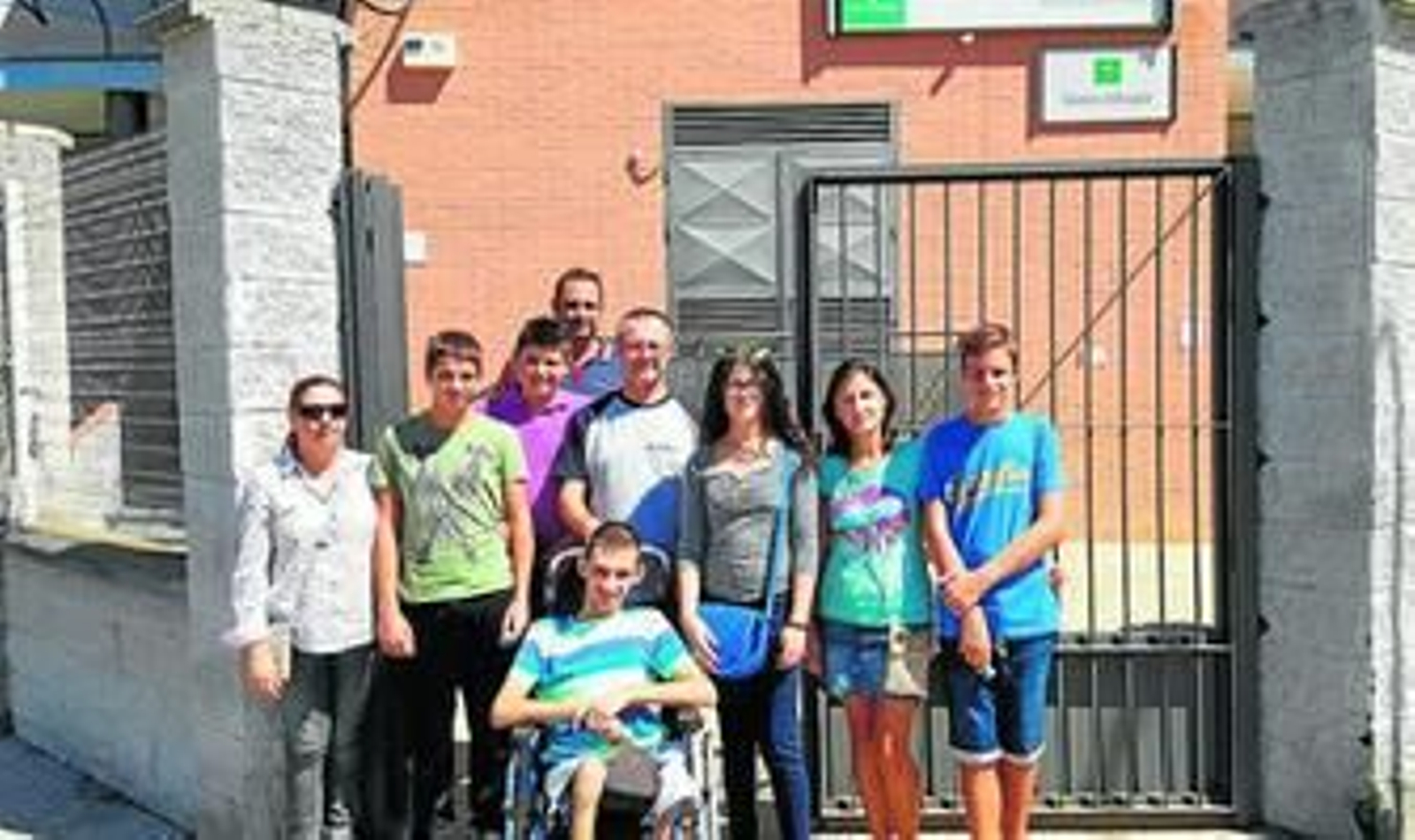 Algunos de los padres y alumnos del aula especial de IES Mariana Pineda.