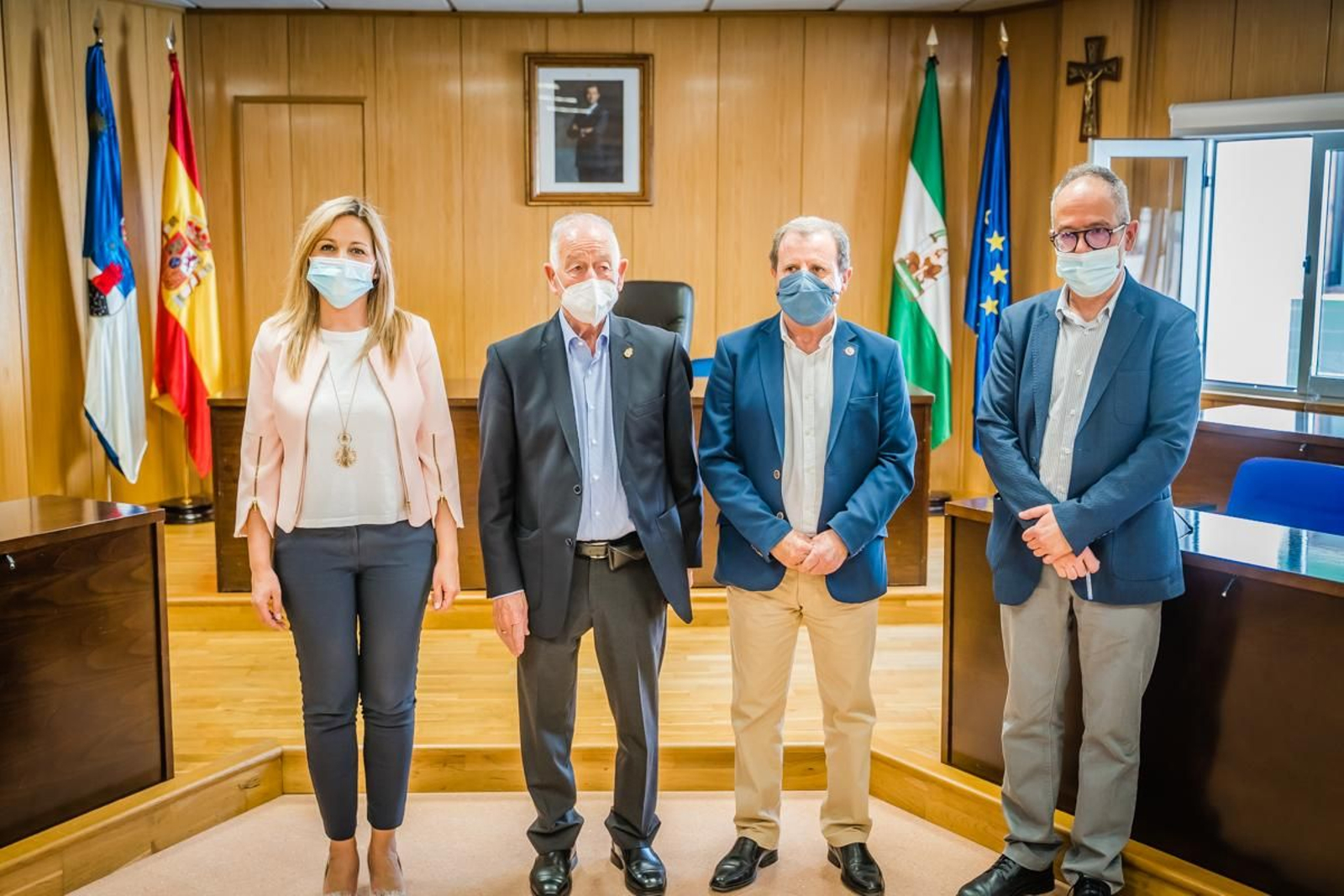 Los representantes de ambas instituciones, tras la renovación del convenio.