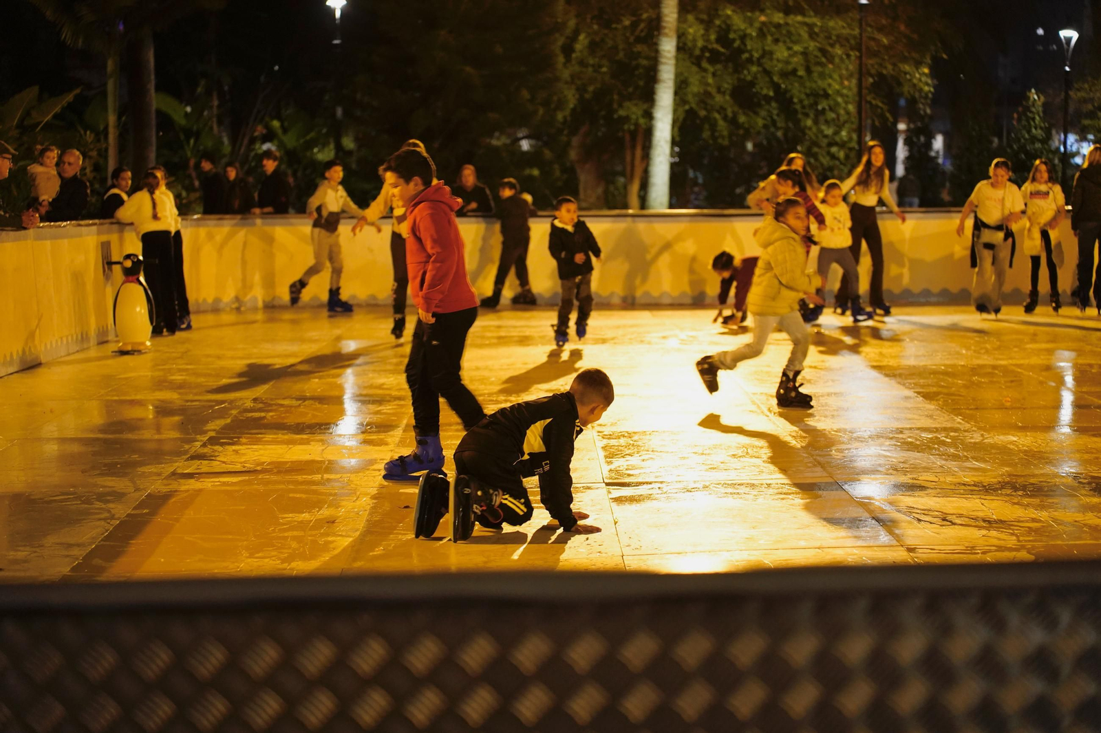 Fotos de la apertura de la pista de patinaje sobre hielo en el Parque María Cristina