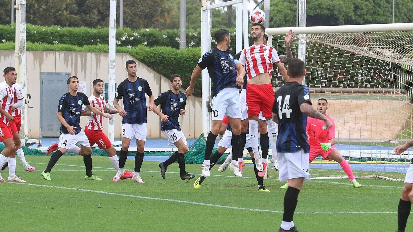Saque de esquina cabeceado por los rojiblancos.