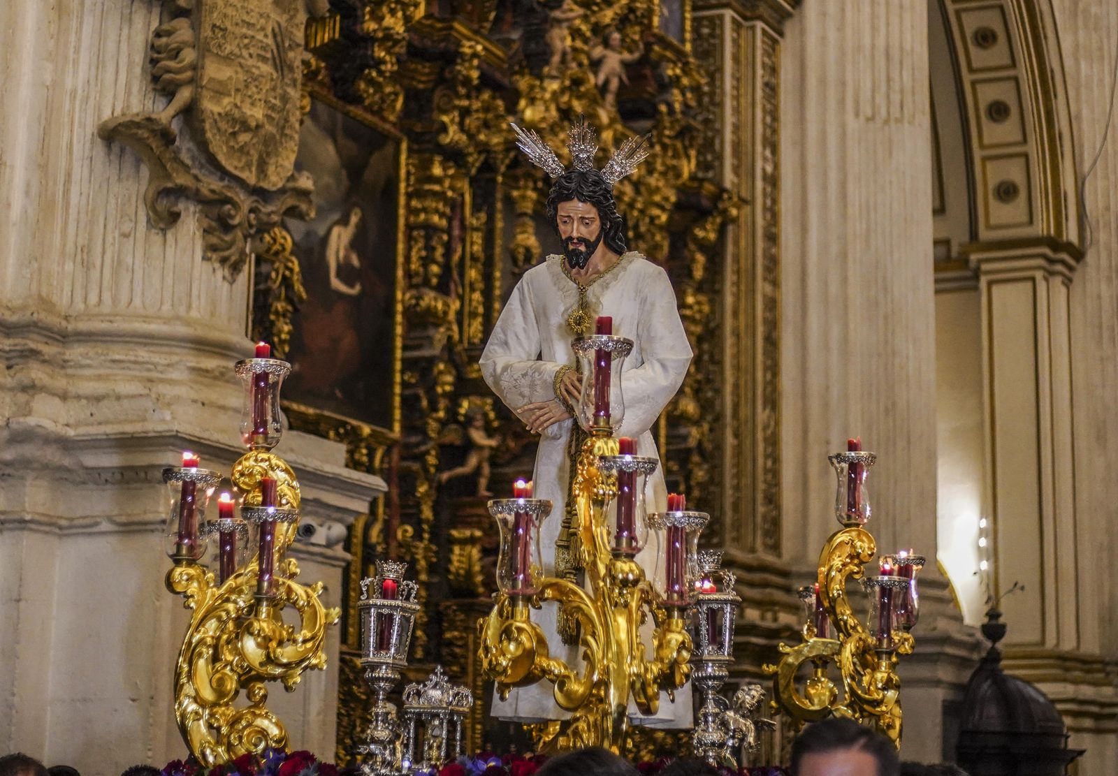 El vía crucis de las cofradías, en imágenes
