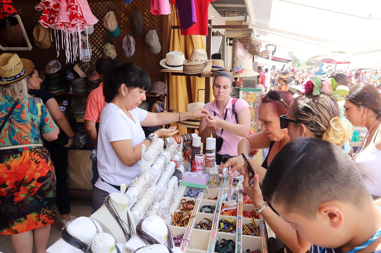 Imágenes del ambiente El Rocío y en Casas de Hermandades