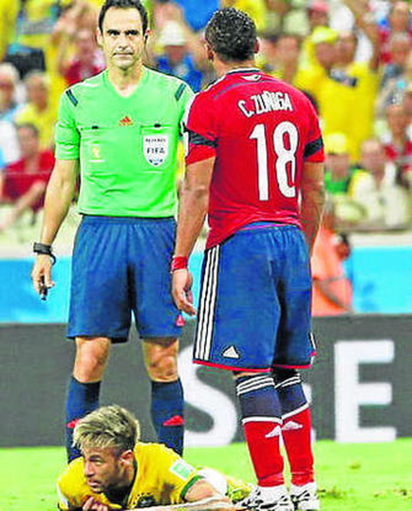 Velasco, con Neymar y Zúñiga.
