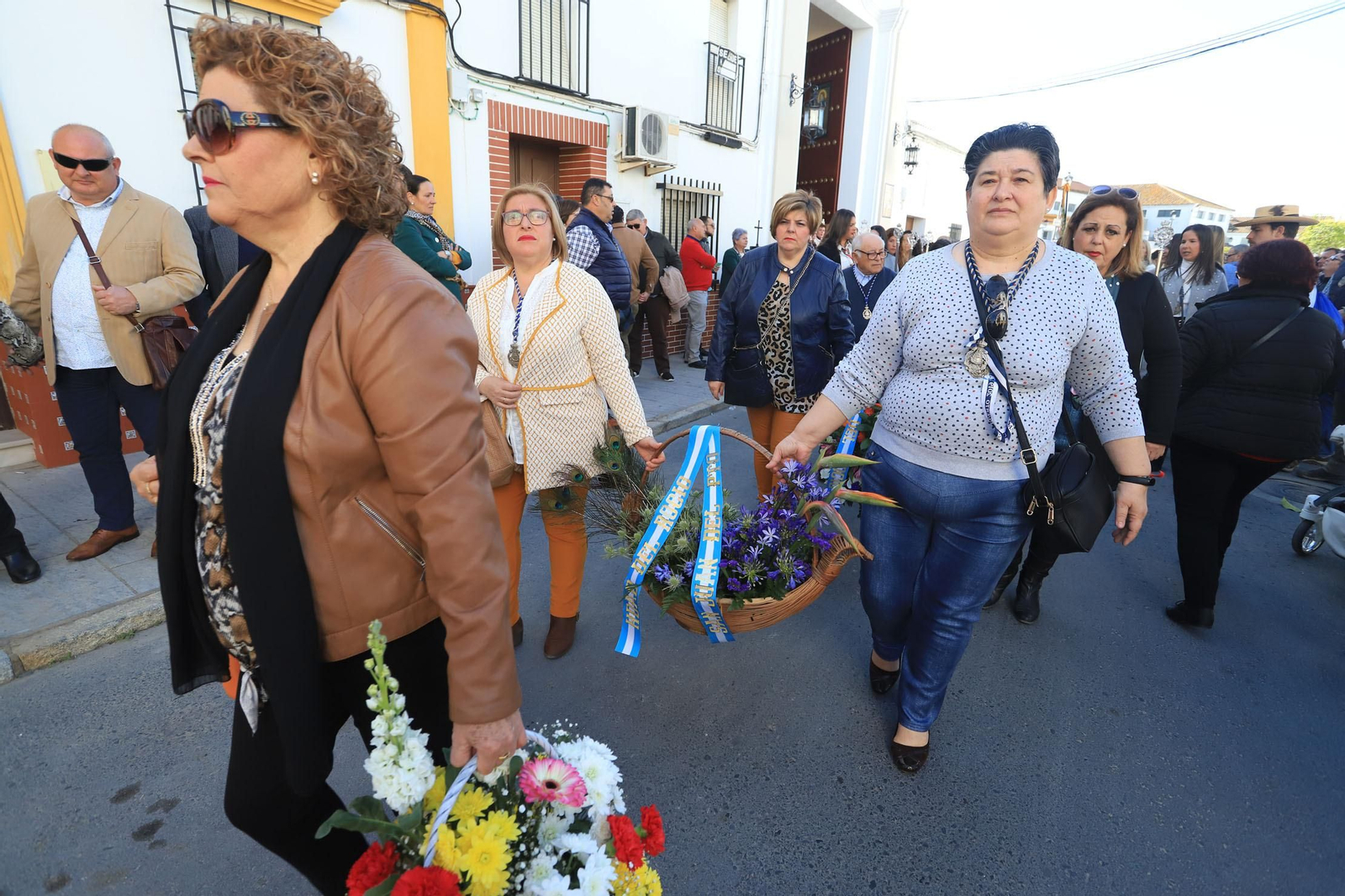 Imágenes de la llegada de la peregrinación de Emigrantes a Almonte acompañando a la Hermandad de San Juan del Puerto