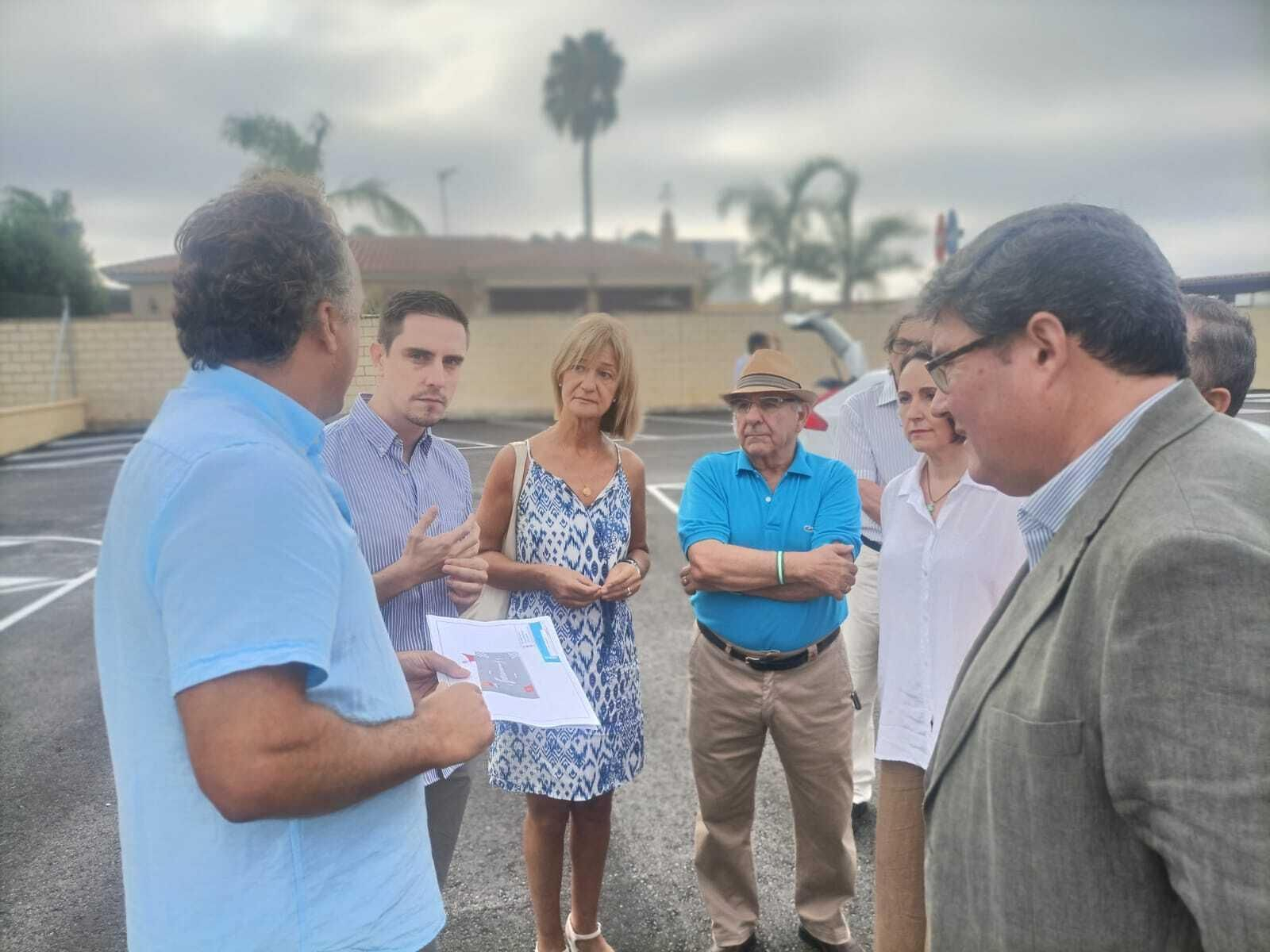 Jaime Espinar, Carmen Pina, Nela García y José Ángel Aparicio se reúnen con representantes de la AVV de La Marquesa.