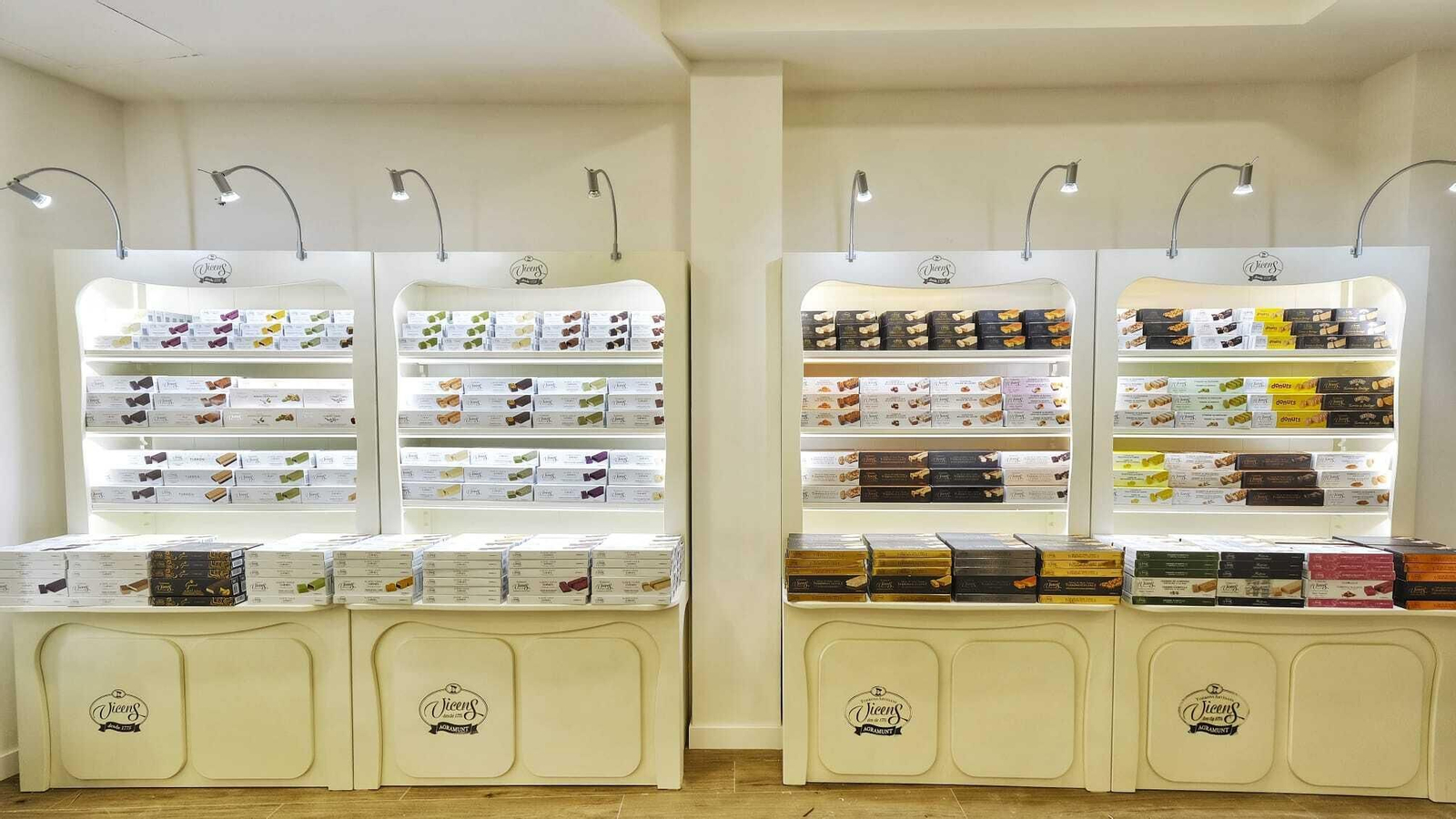 Una imagen del interior de la nueva tienda de Torrons Vicens en Cádiz.