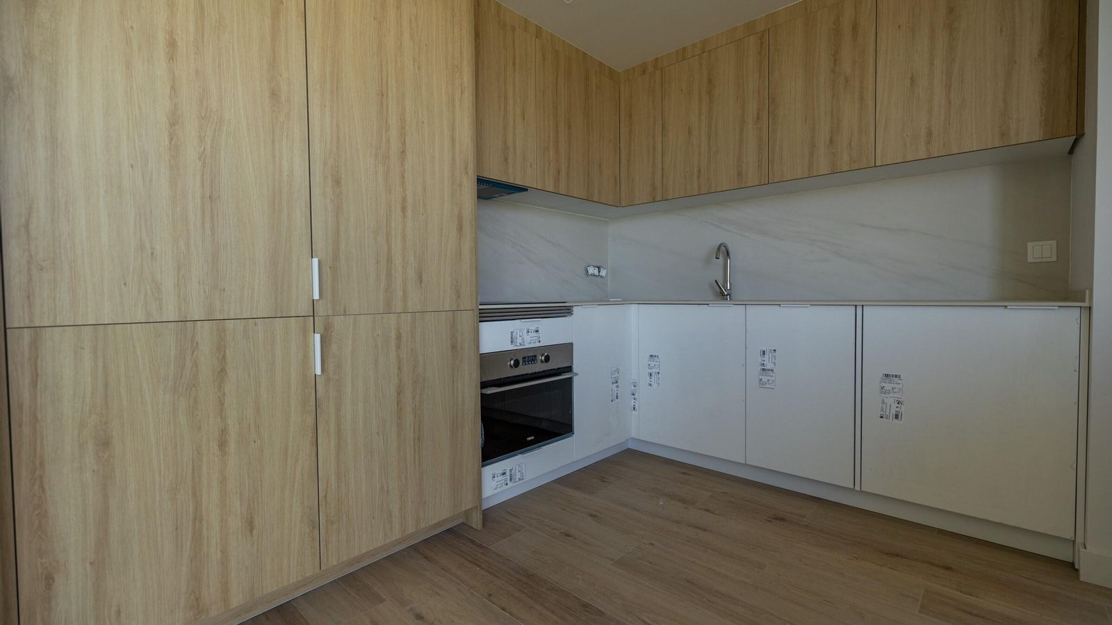 Cocina de uno de los apartamentos totalmente equipada.