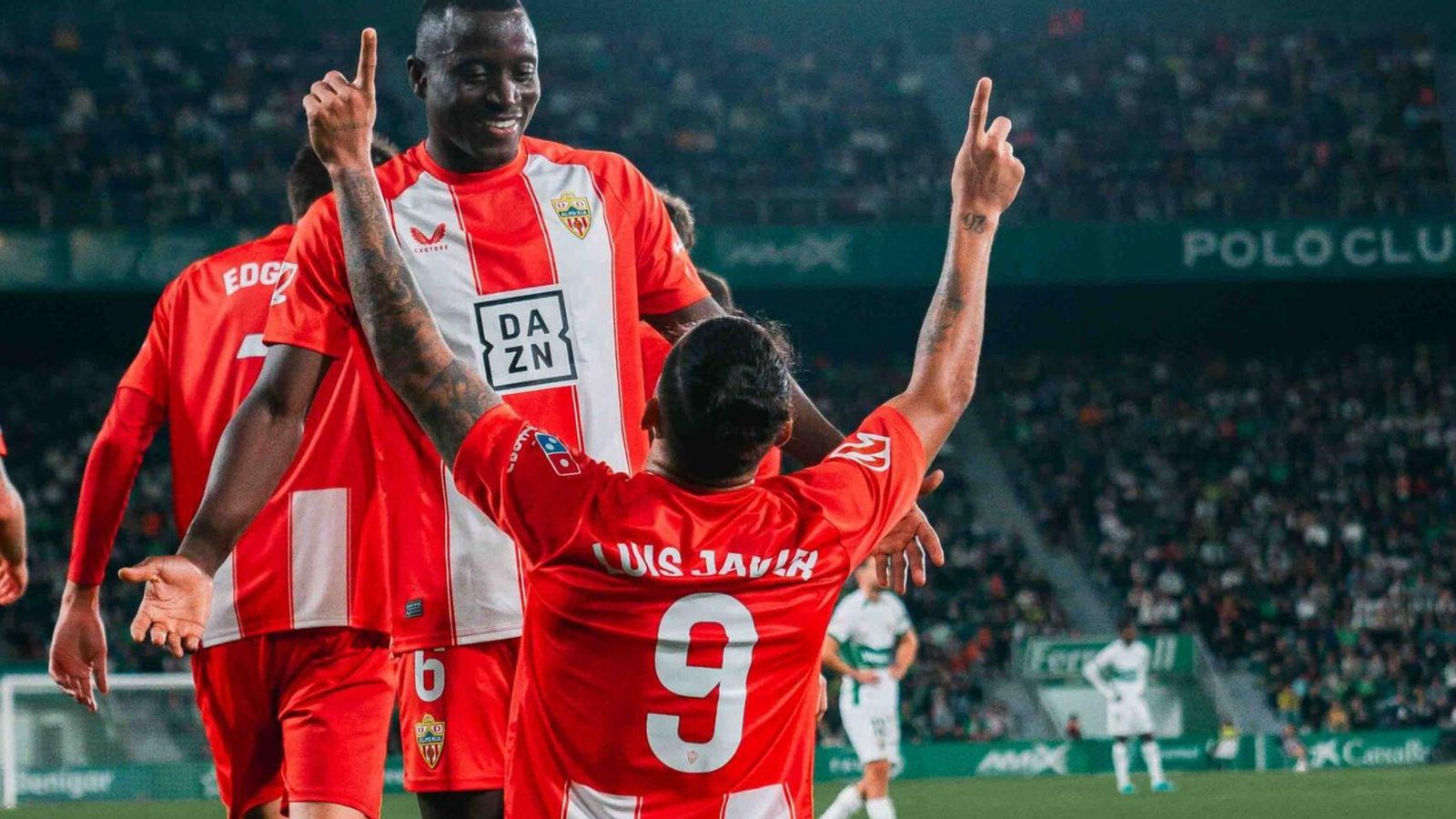 Luis Suárez celebra un gol en el Martínez Valero junto a Dion Lopy.