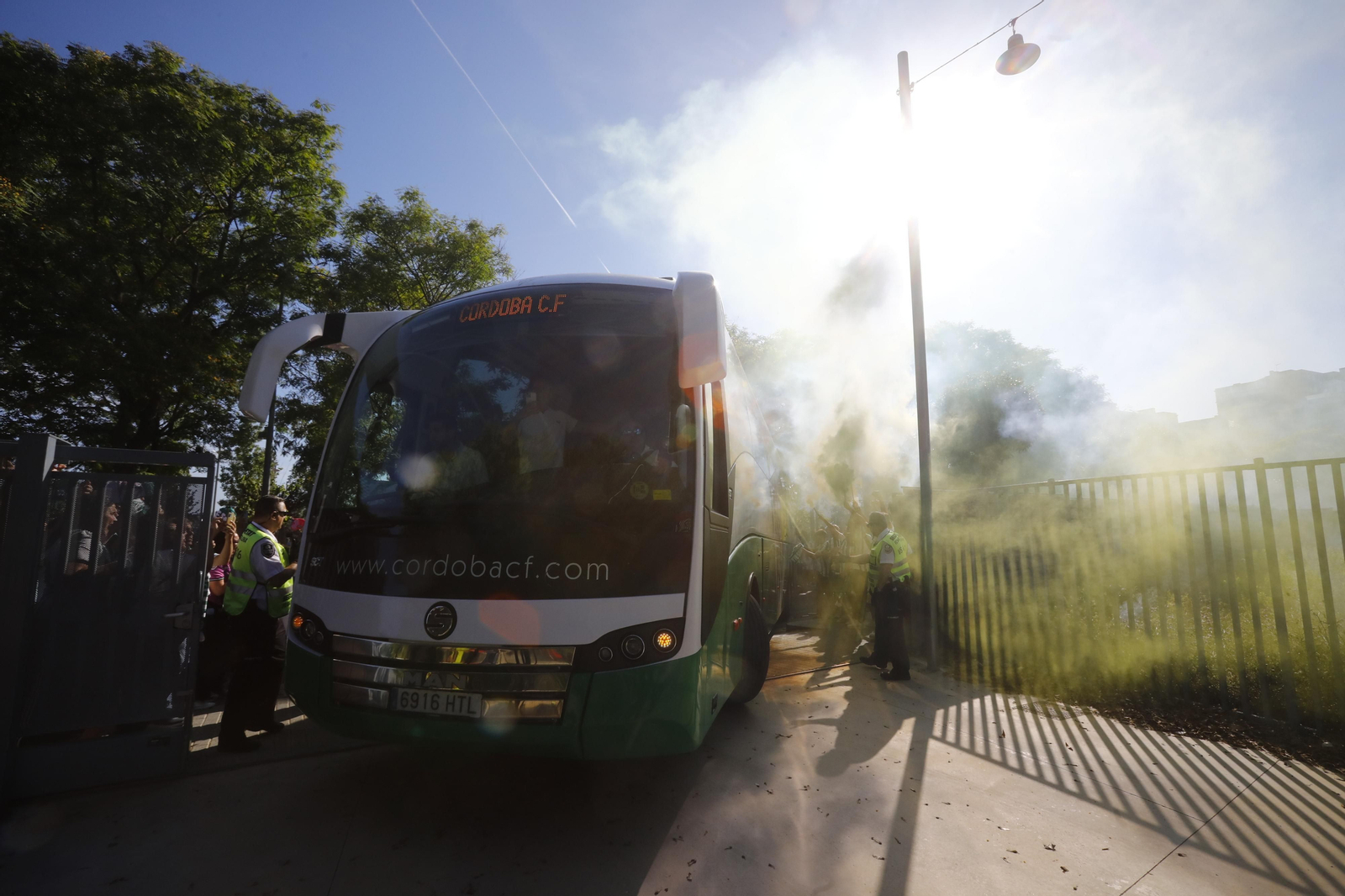 Las mejores fotos de la afición del Córdoba CF en la previa del partido ante el Barcelona Atlètic