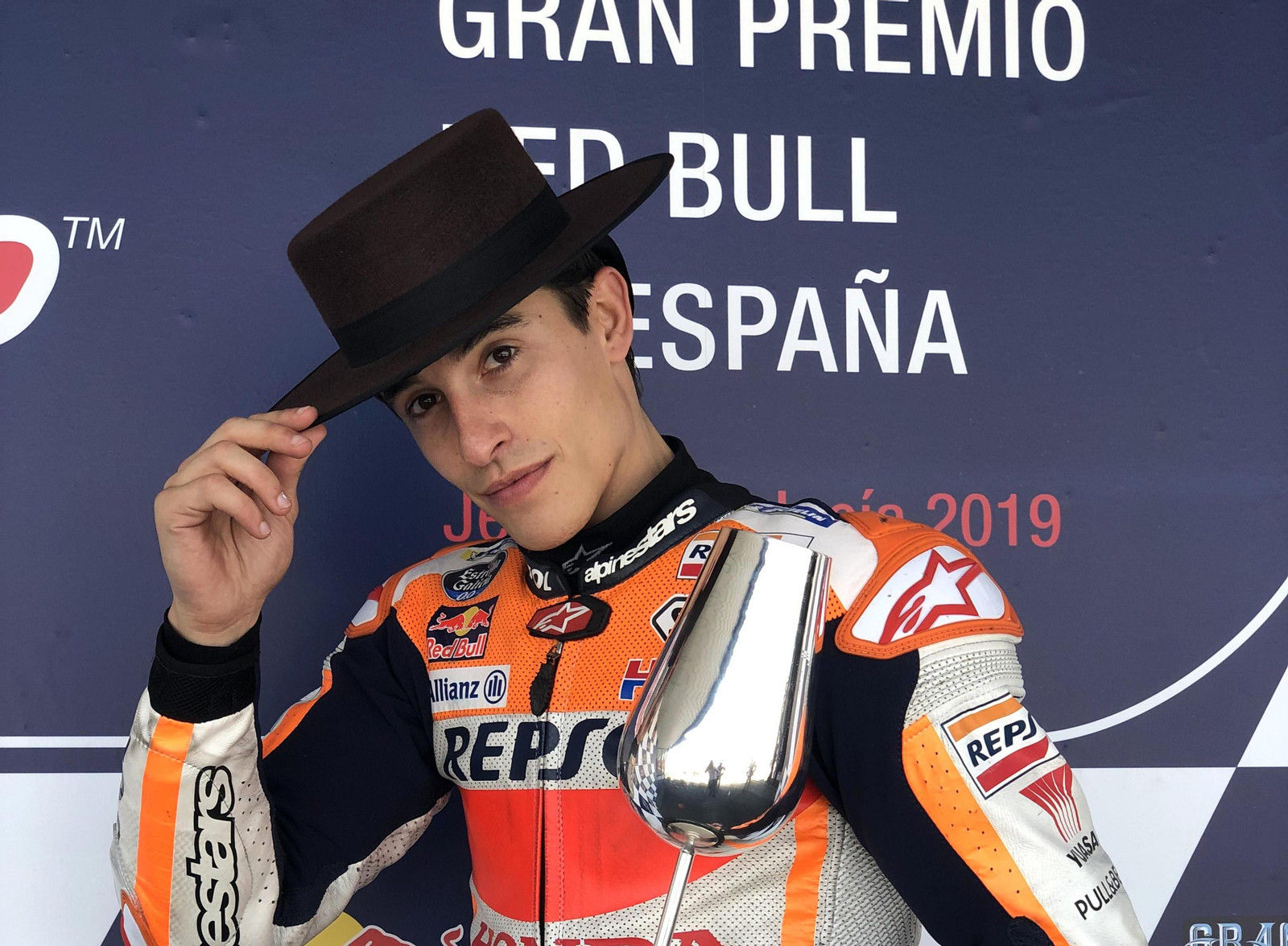 Marc Márquez, con el catavino de ganador del GP de España en 2019.