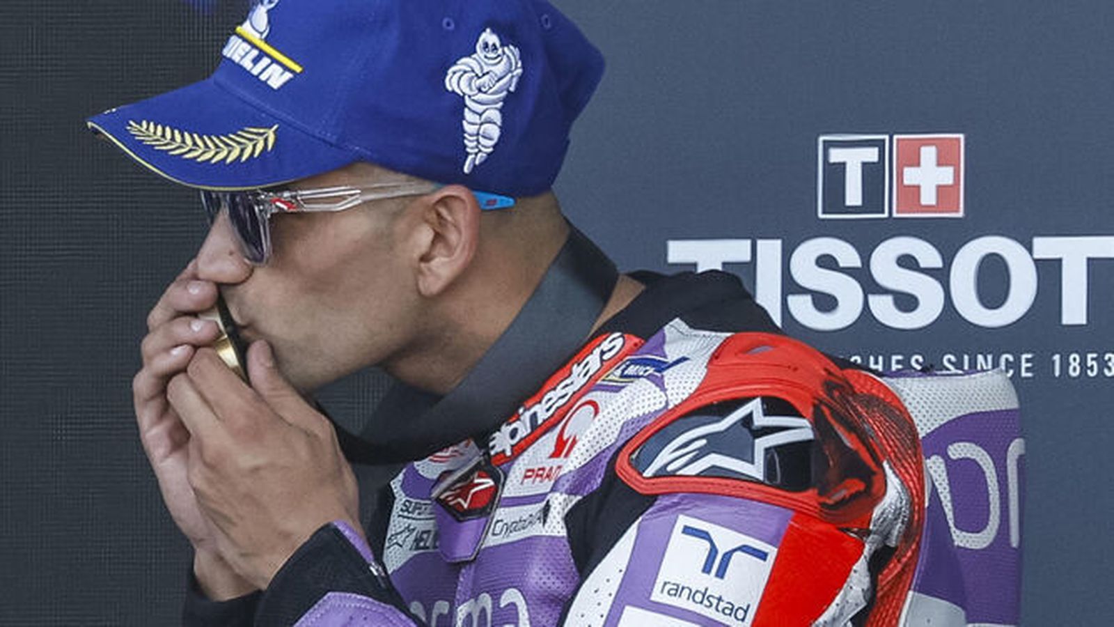 Jorge Martín, tras ganar la carrera al sprint con la marca de la rueda de Marc Márquez en su hombro izquierdo.