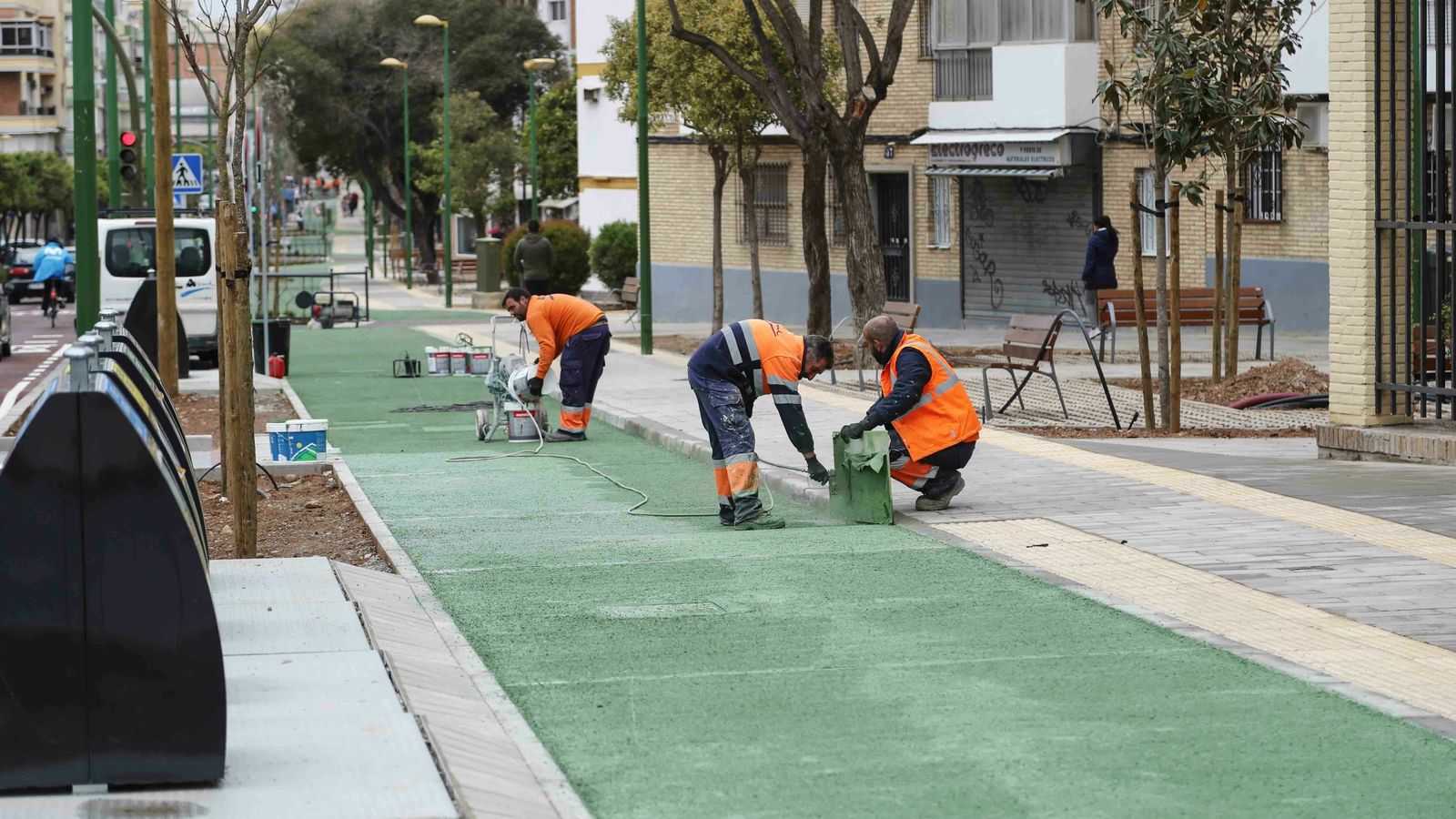 Operarios en faena en el carril bici de la Avenida del Greco, hoy Domingo de Pasión.